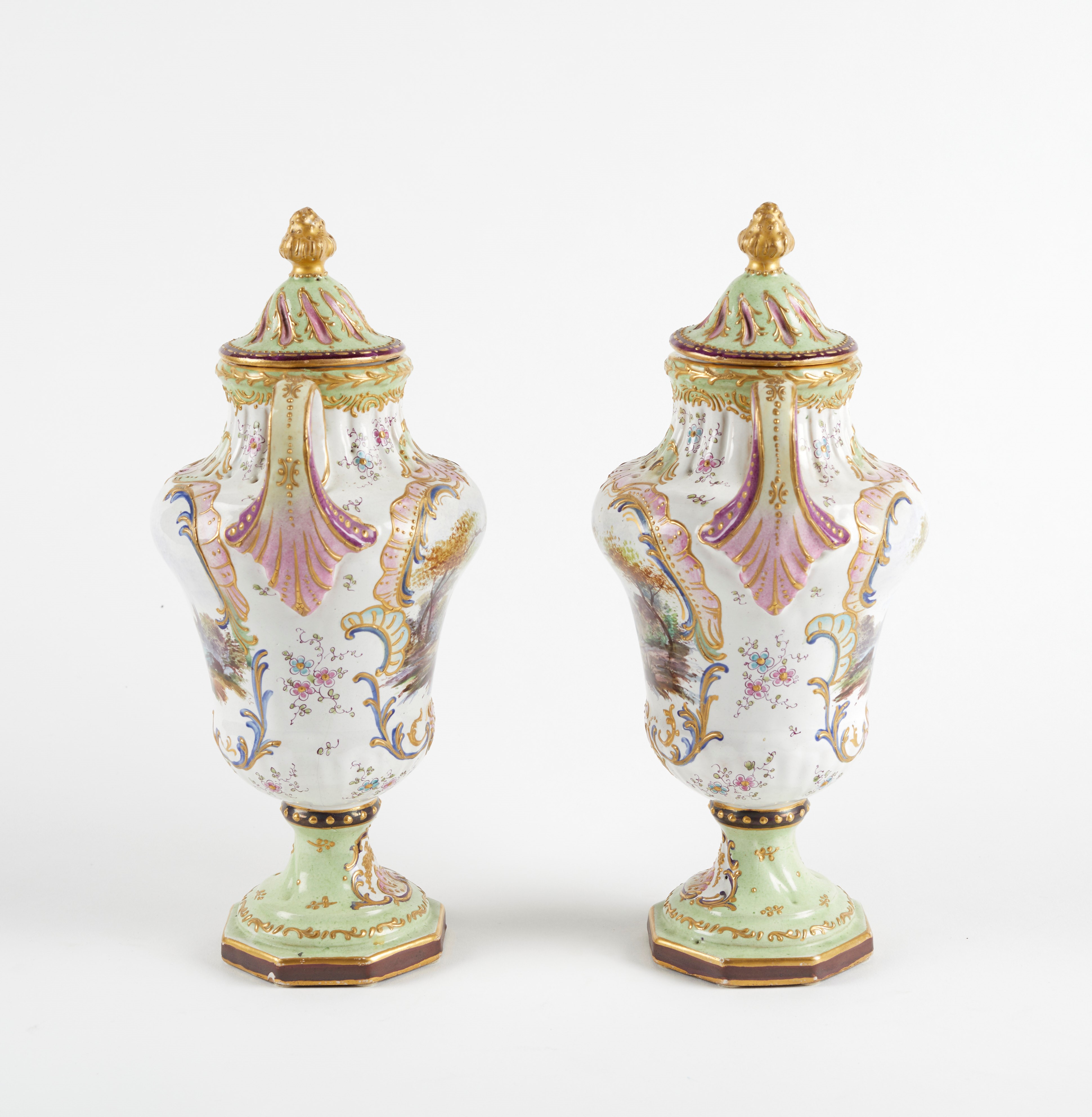 Coppia di vasi in ceramica policroma, XX secolo