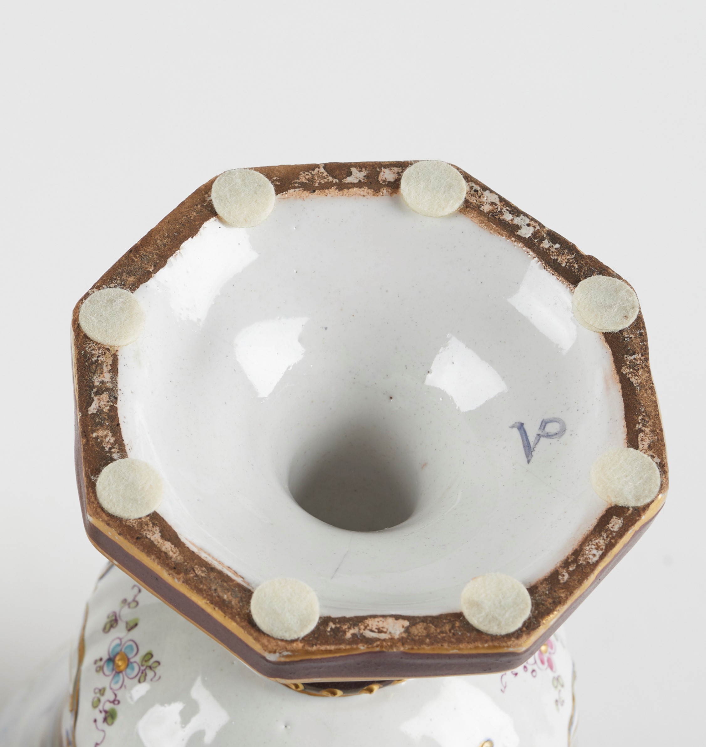 Coppia di vasi in ceramica policroma, XX secolo