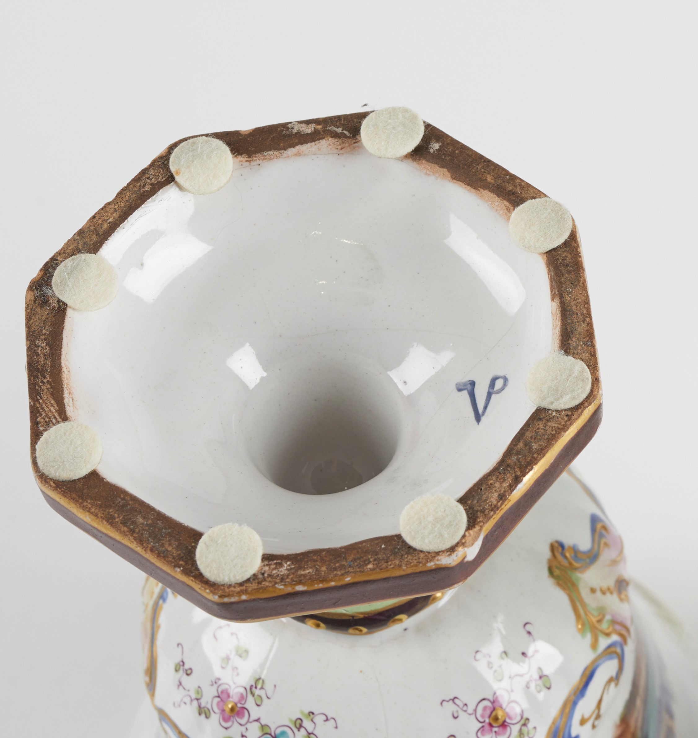 Coppia di vasi in ceramica policroma, XX secolo