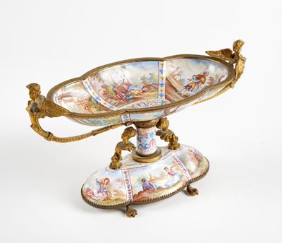 Alzatina in ceramica policroma con inserti in metallo dorato, XX secolo