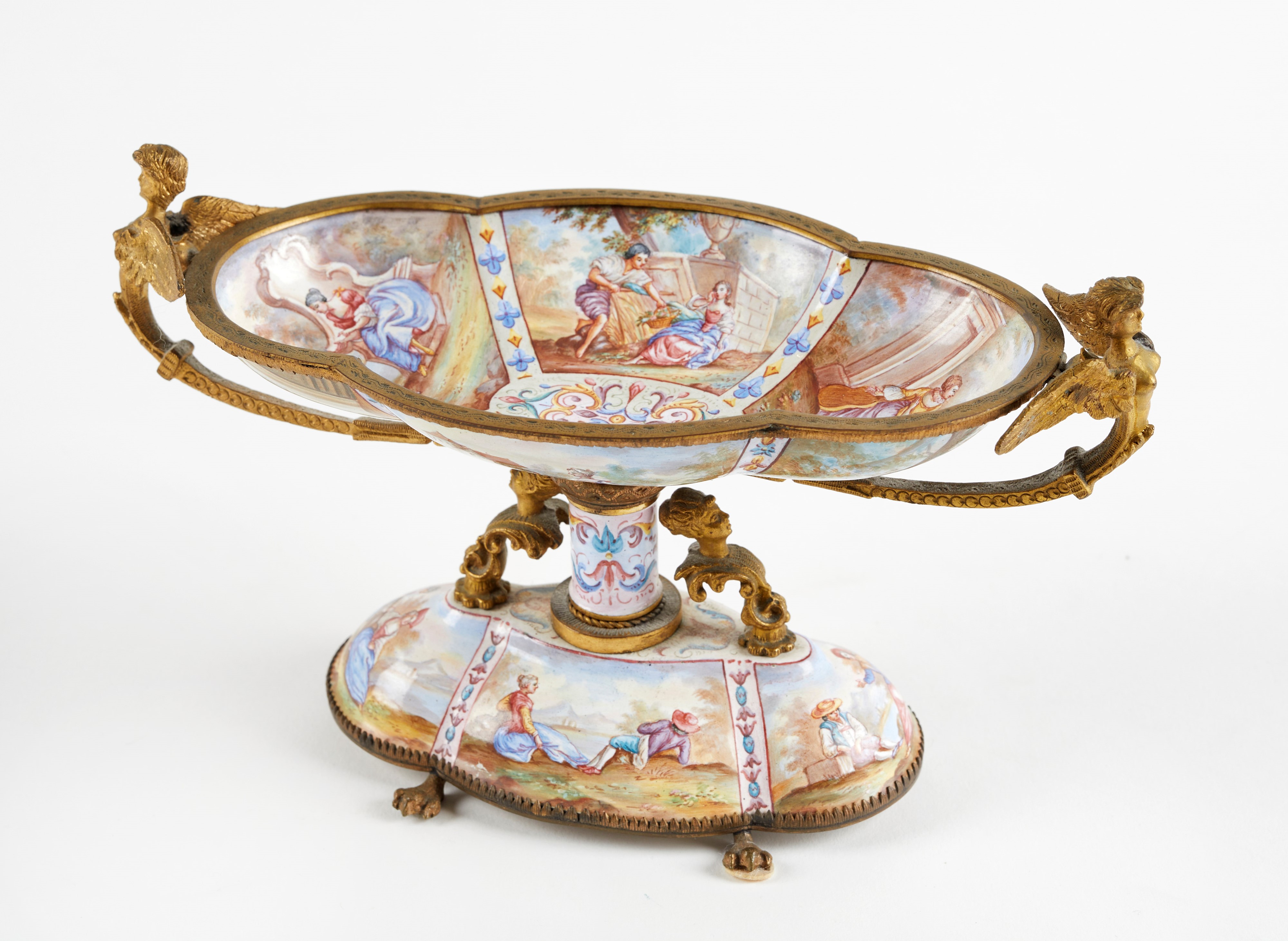 Alzatina in ceramica policroma con inserti in metallo dorato, XX secolo