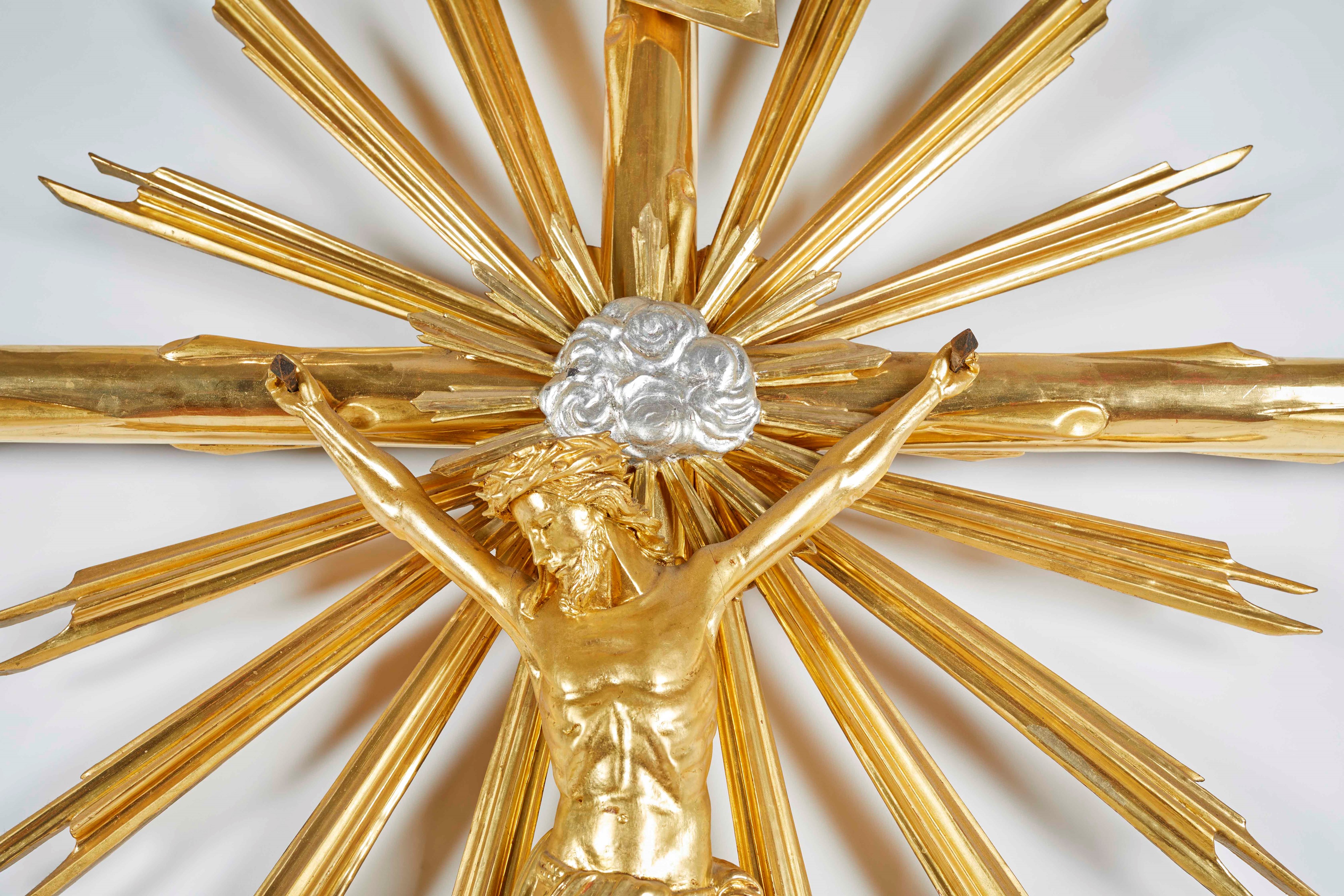Crocifisso da processione in legno dorato e argentato, XX secolo