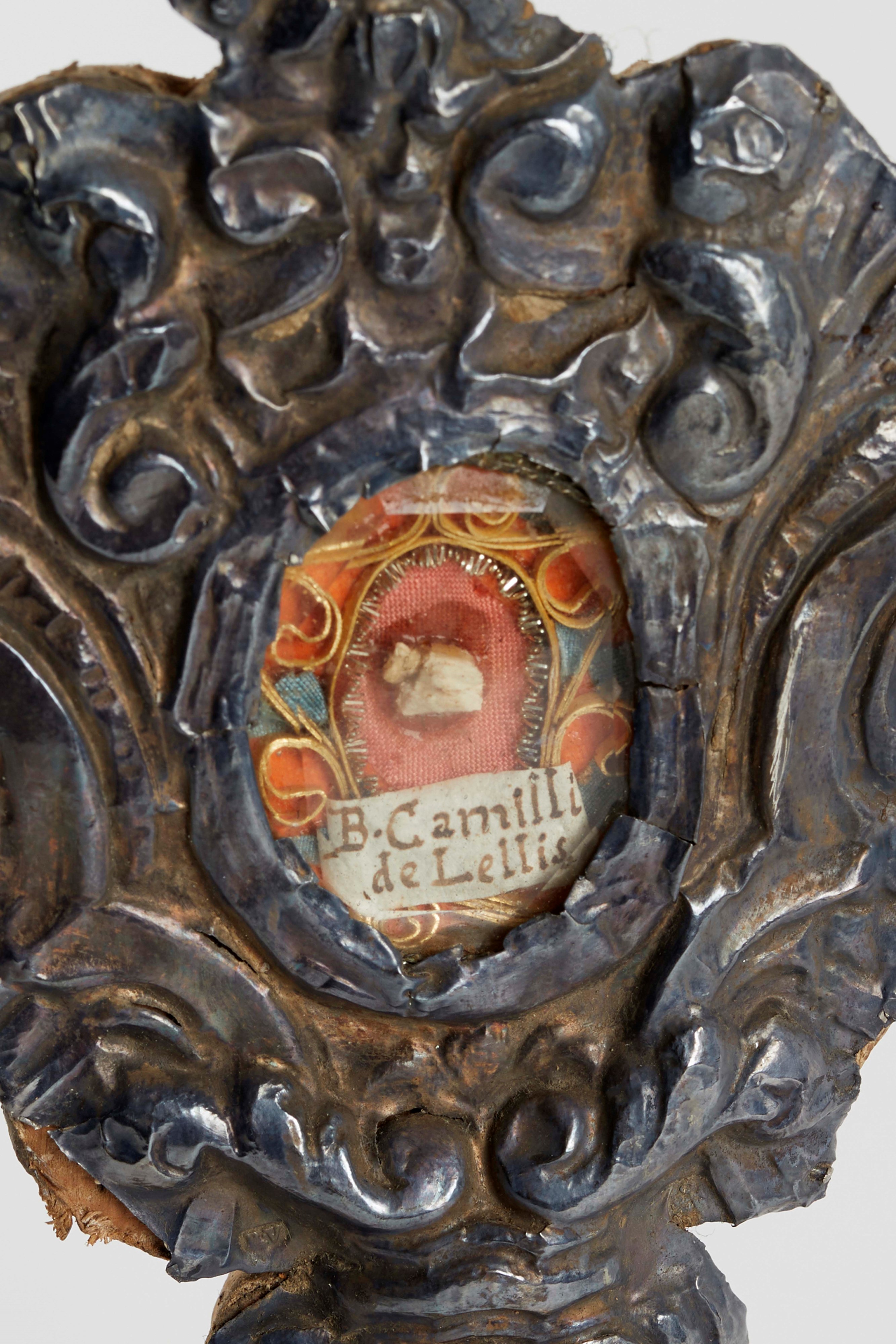 Reliquiario in legno e lamina d'argento, XVIII secolo con reliquia di San Camillo de Lellis