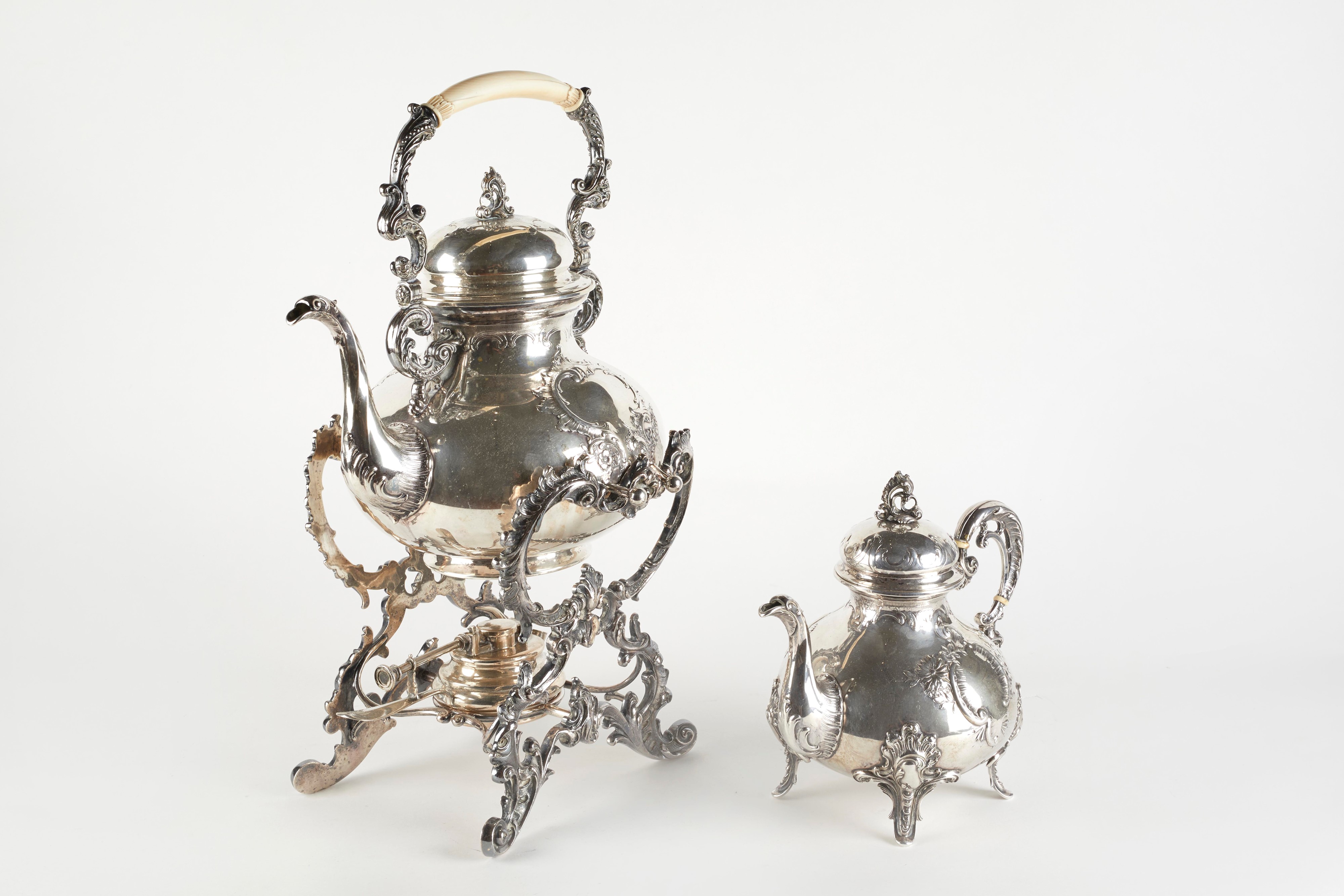 Leopoldo Janesich - Coppia di samovar e teiera in argento 800 sbalzato e lavorato a mano