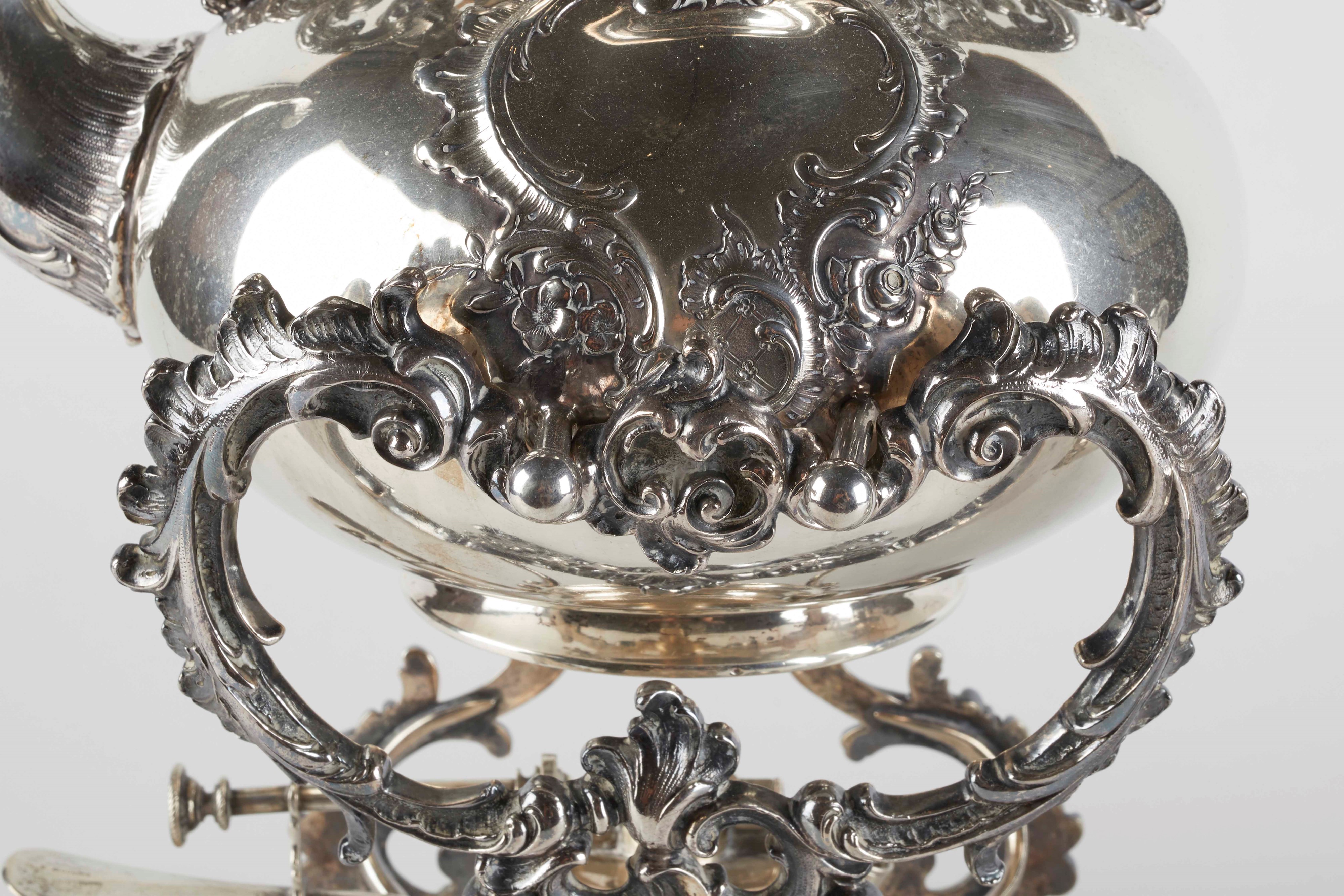 Leopoldo Janesich - Coppia di samovar e teiera in argento 800 sbalzato e lavorato a mano