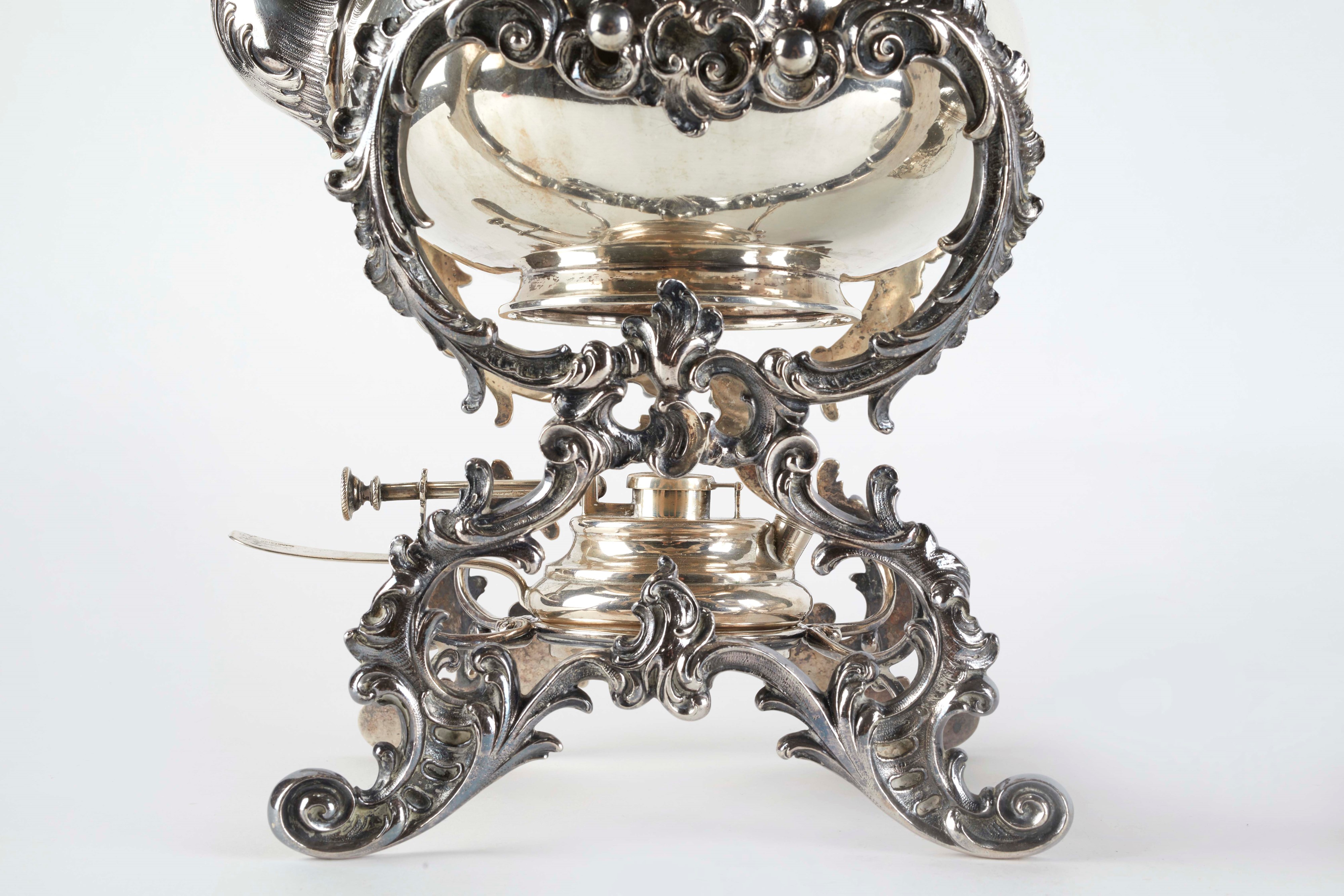 Leopoldo Janesich - Coppia di samovar e teiera in argento 800 sbalzato e lavorato a mano