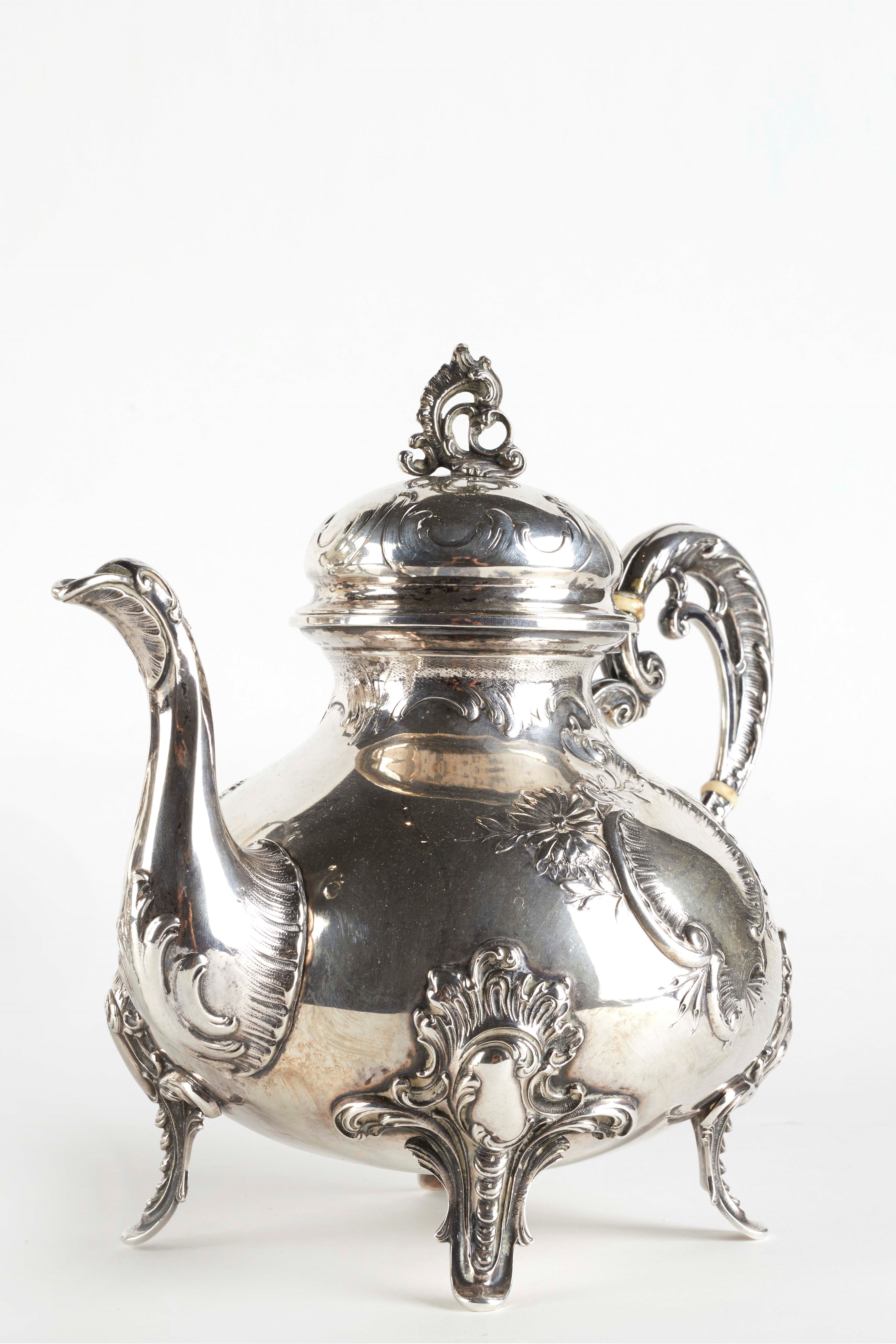 Leopoldo Janesich - Coppia di samovar e teiera in argento 800 sbalzato e lavorato a mano