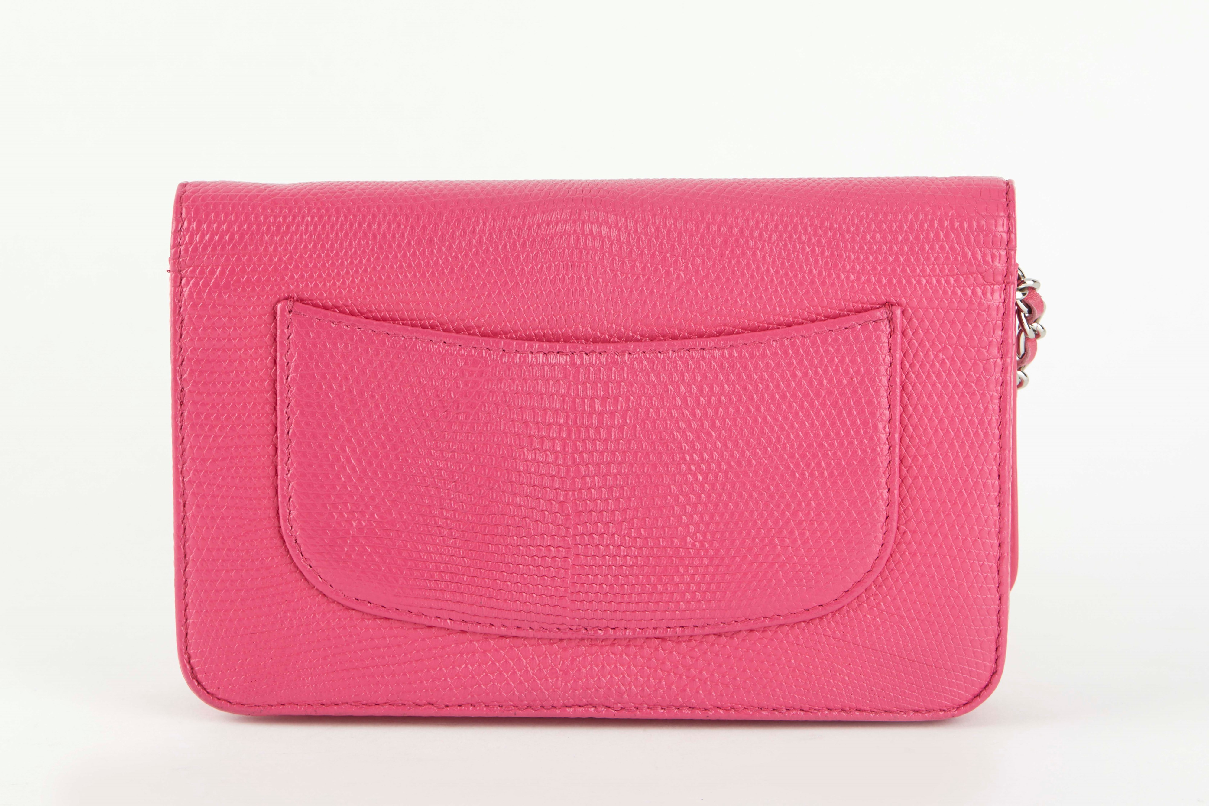 Chanel - Wallet-on-Chain clutch bag in pelle di lucertola fucsia con hardware in metallo argentat...