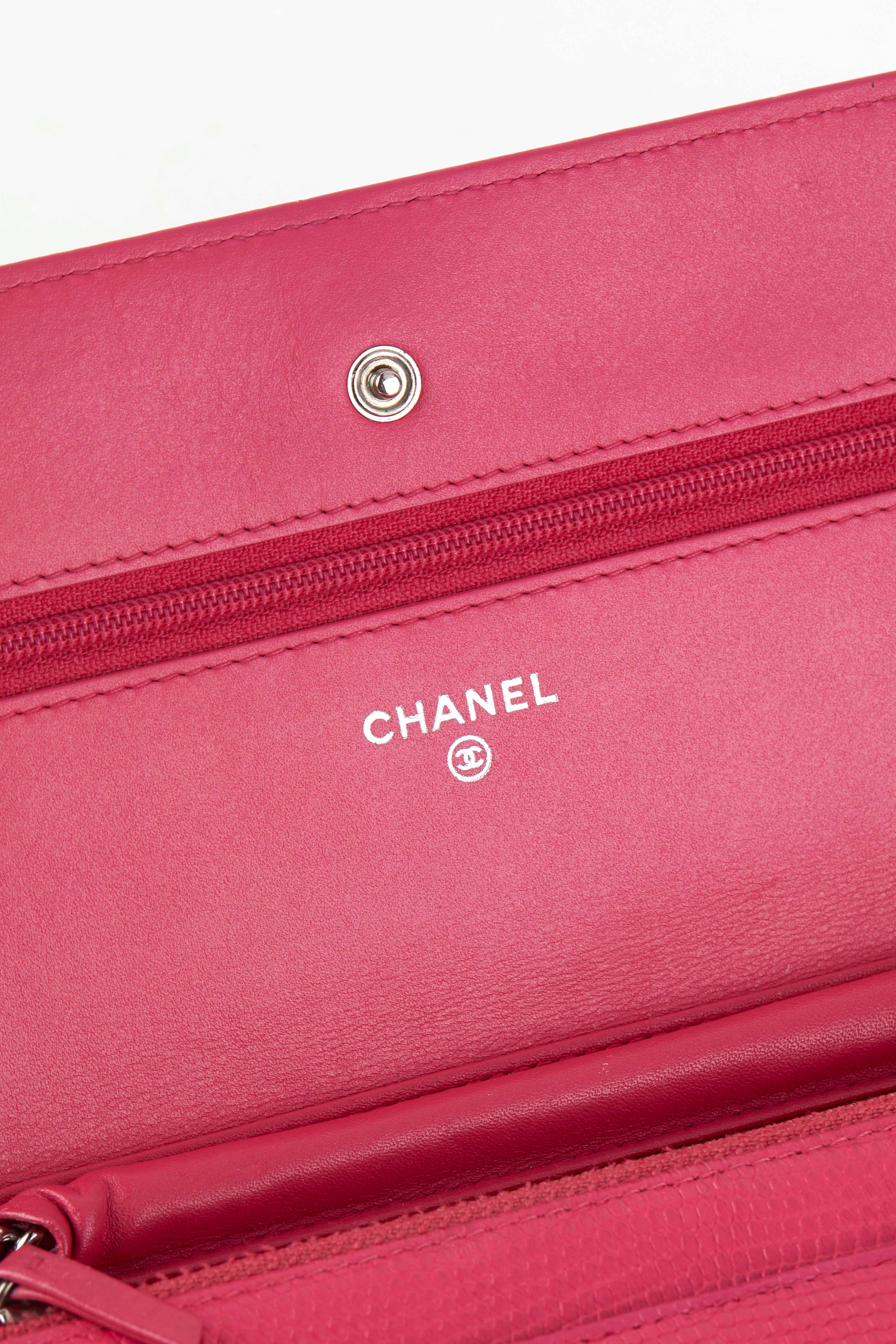 Chanel - Wallet-on-Chain clutch bag in pelle di lucertola fucsia con hardware in metallo argentat...