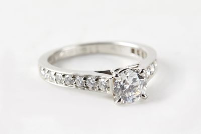 Anello in platino 950/1000 con diamante centrale e piccoli diamanti pavé