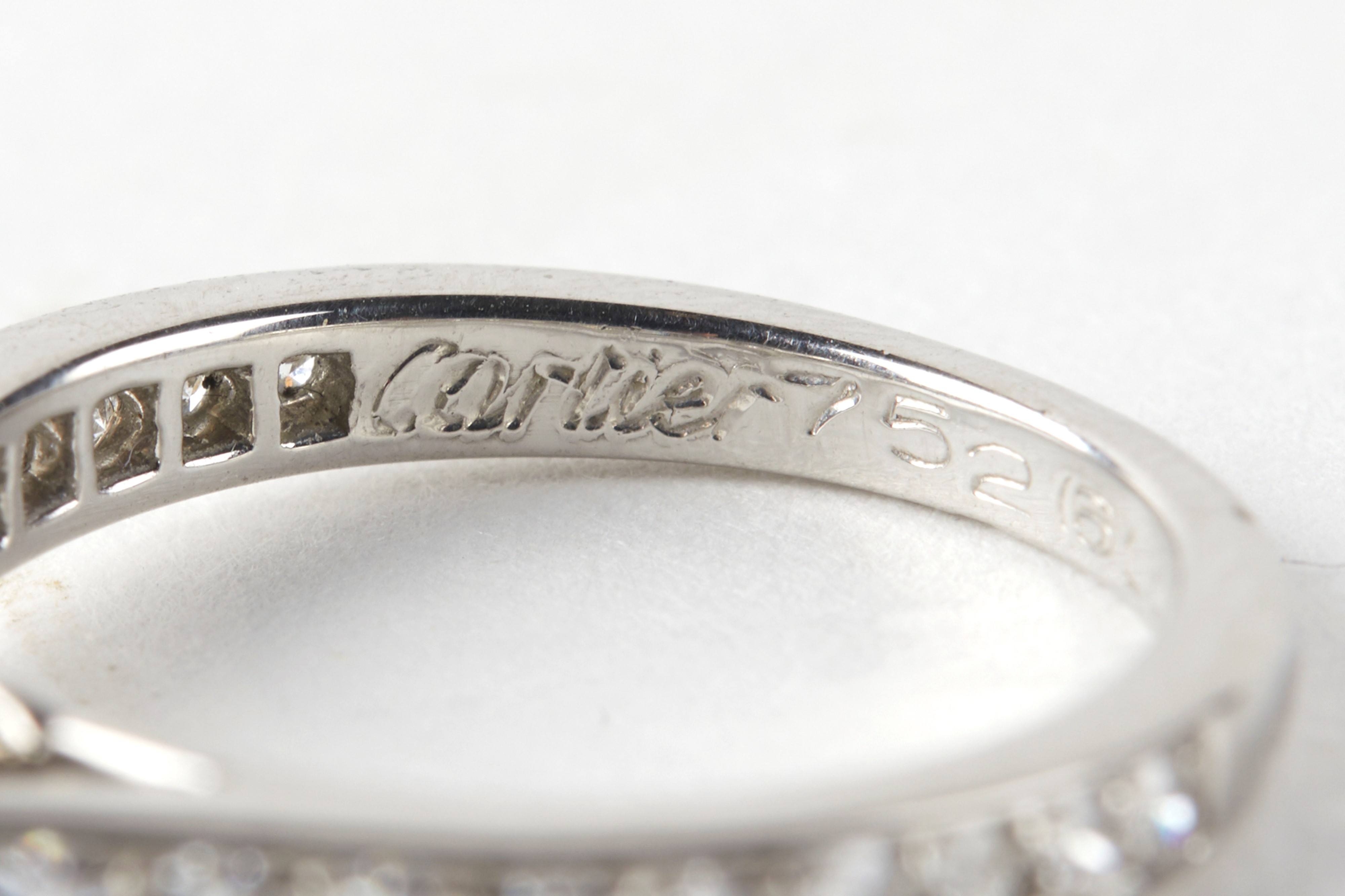 Cartier - Anello in platino 950/1000 con diamante centrale e piccoli diamanti pavé