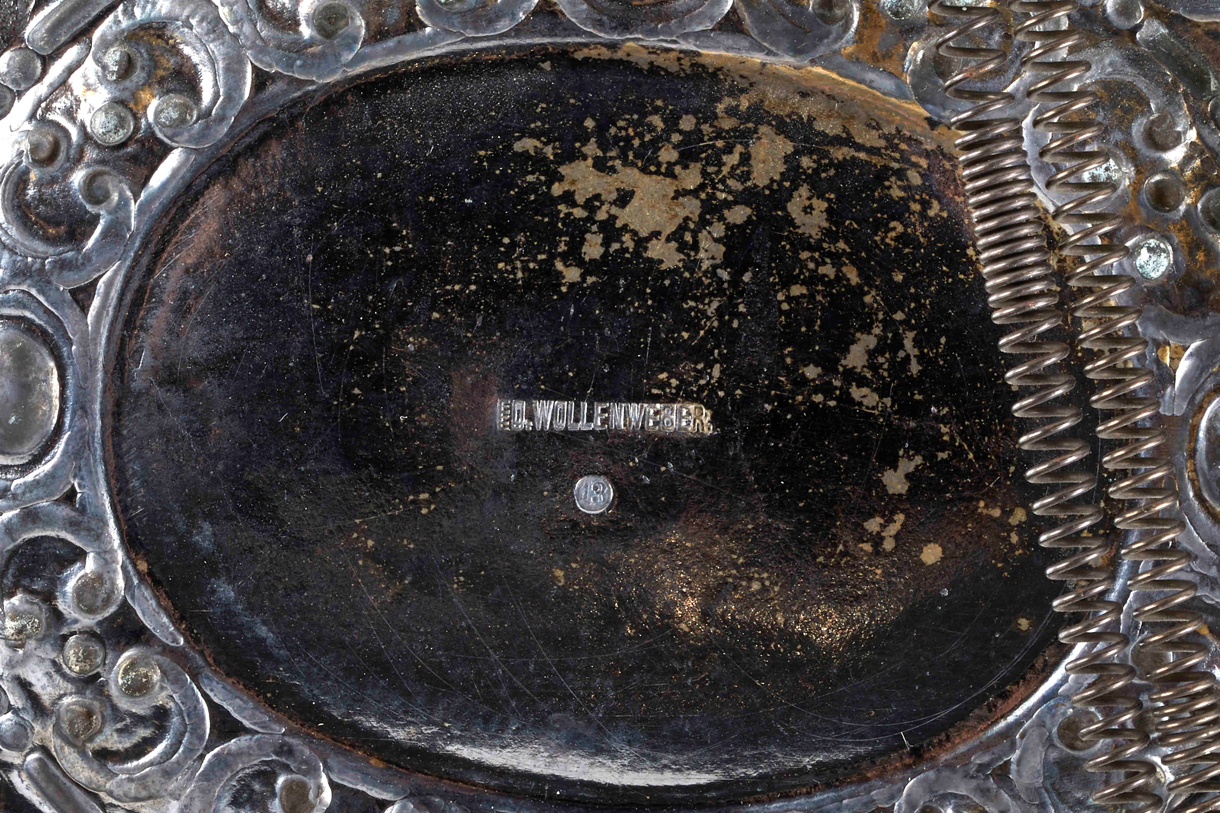 Eduard Wollenweber - Piatto premio in metallo argentato con decorazioni a sbalzo e incisioni eque...