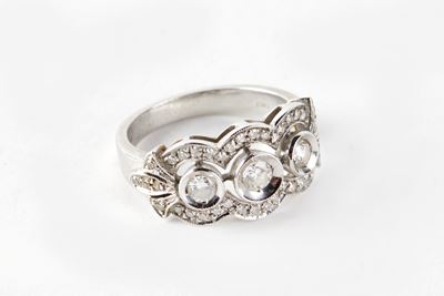 Anello, oro bianco 18K con fascia decorata da diamanti rotondi sfaccettati