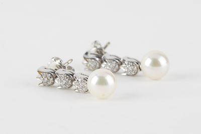 Orecchini, oro bianco 18K con pavé di diamanti e perla coltivata bianca