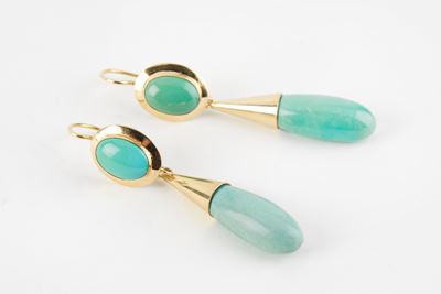 Orecchini pendenti in oro giallo 18K con turchesi cabochon ovale e a goccia