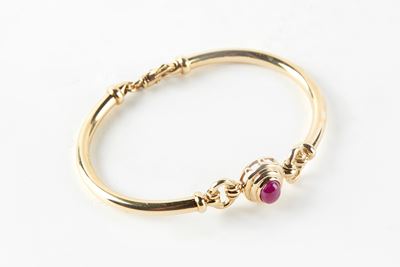 Bracciale semirigido in oro giallo 18K con cabochon ovale di rubino