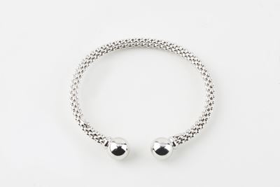FOPE, Bracciale semirigido in oro bianco 18K con maglia tubolare traforata e boules