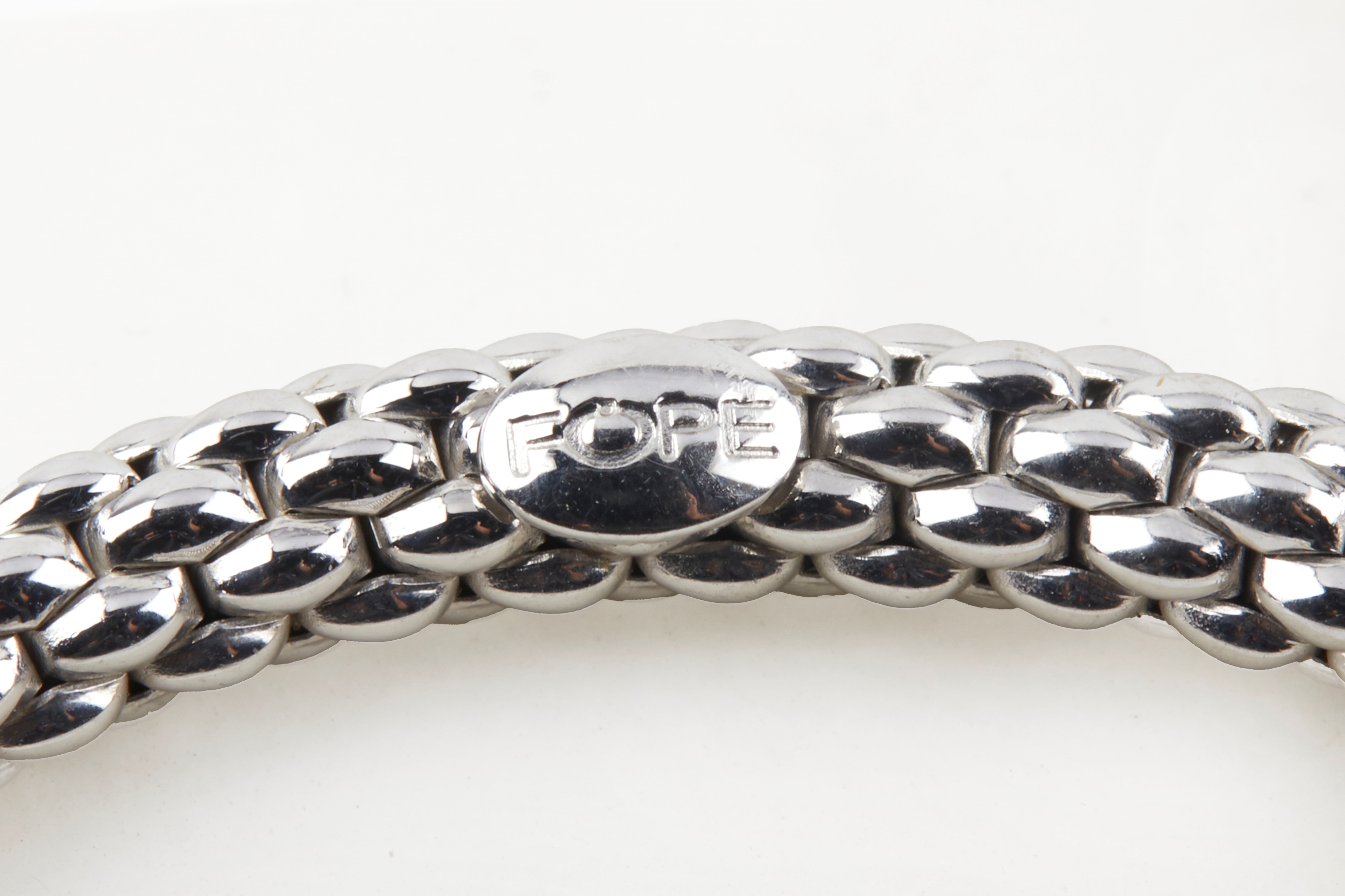 FOPE, Bracciale semirigido in oro bianco 18K con maglia tubolare traforata e boules