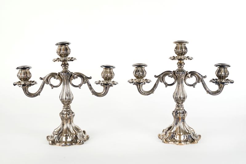 Coppia di candelabri in argento 800  - Asta  Argenti, Fashion Vintage e Preziosi - Fidelis Auctions