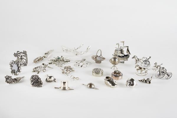 Lotto composto da 26 oggettini decorativi