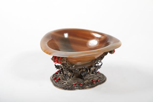 Broggi - Alzatina con base in argento 800 lavorato a foggia di decori ed elefanti, con inserti in corallo e piano in onice