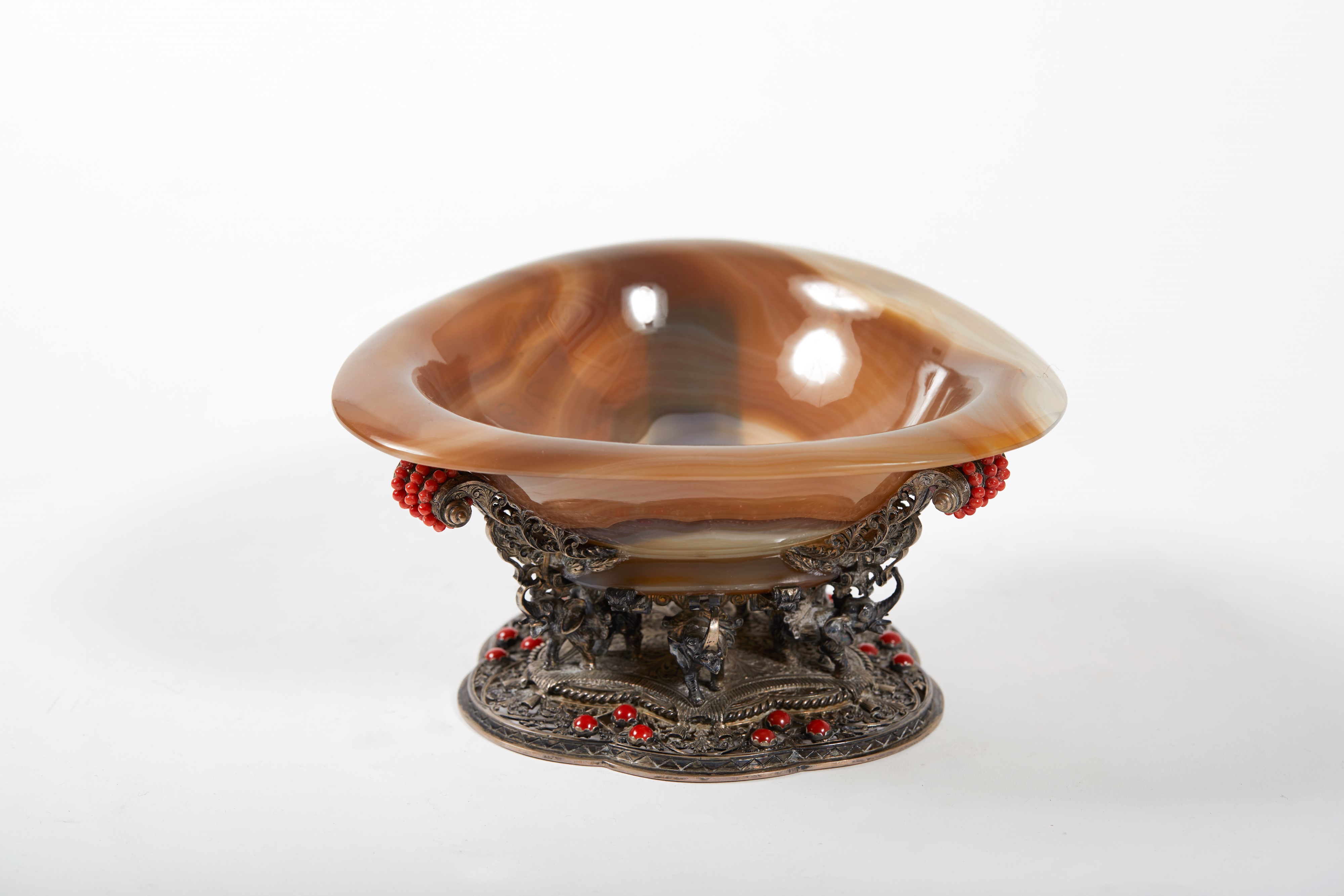 Alzatina con base in argento 800 lavorato a foggia di decori ed elefanti, con inserti in corallo ...