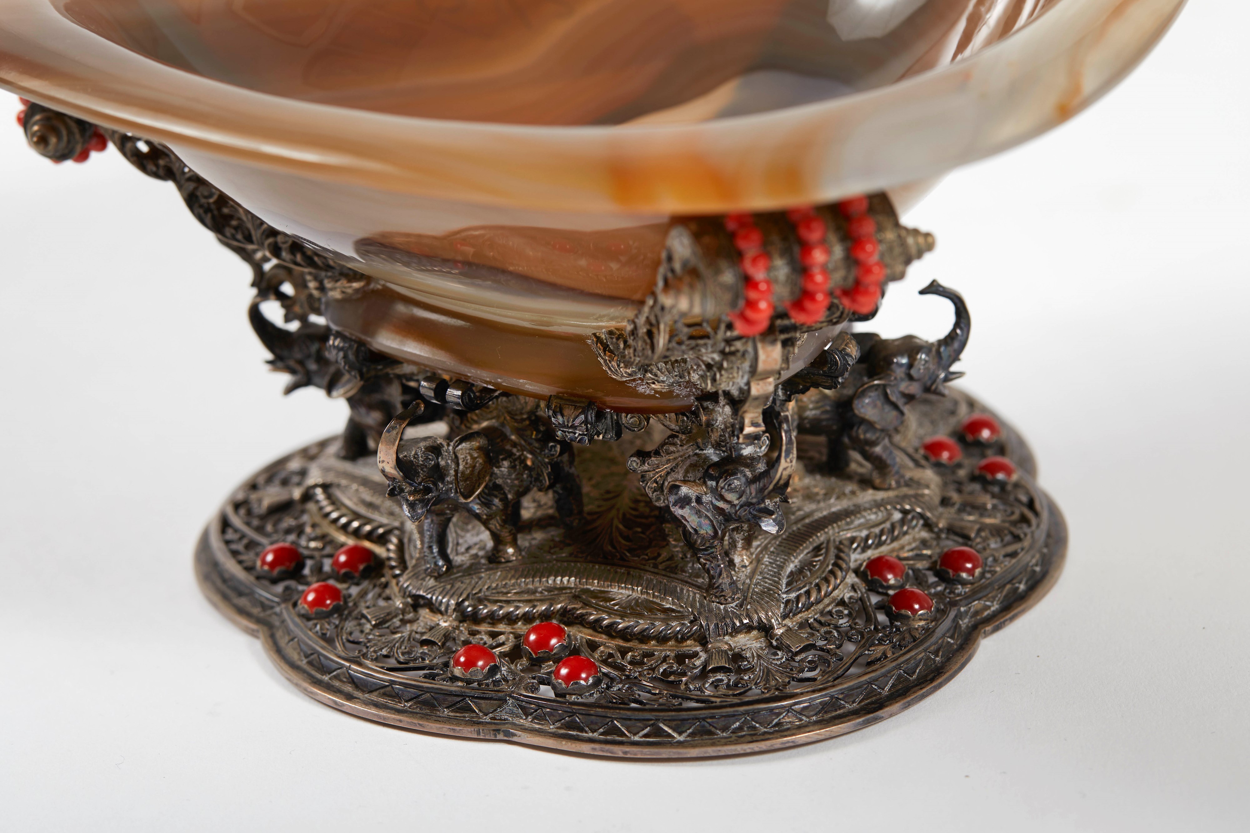 Alzatina con base in argento 800 lavorato a foggia di decori ed elefanti, con inserti in corallo ...