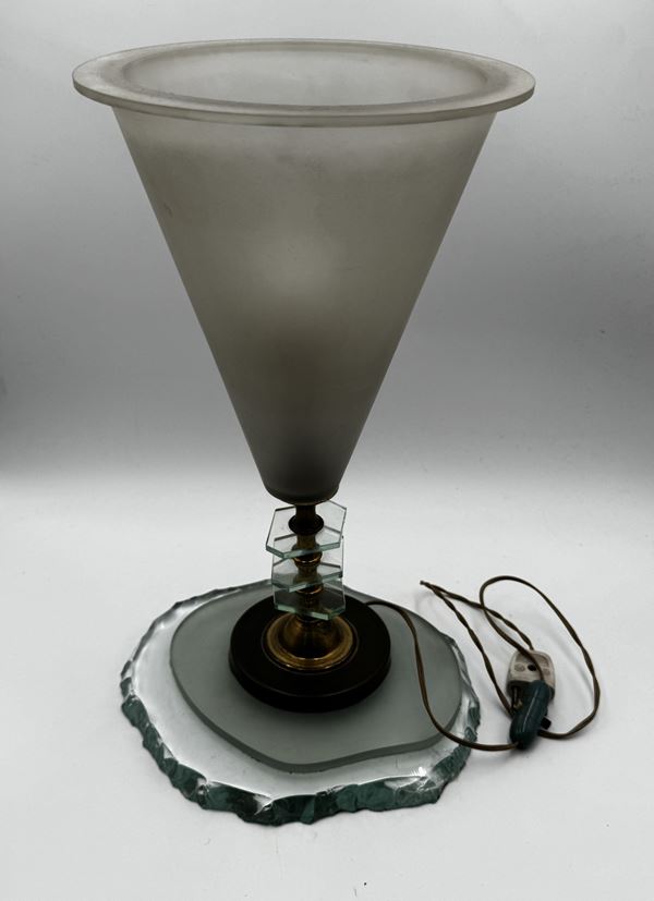 Fontana Arte - Lampada da tavolo in vetro opalino con base in cristallo e ottone