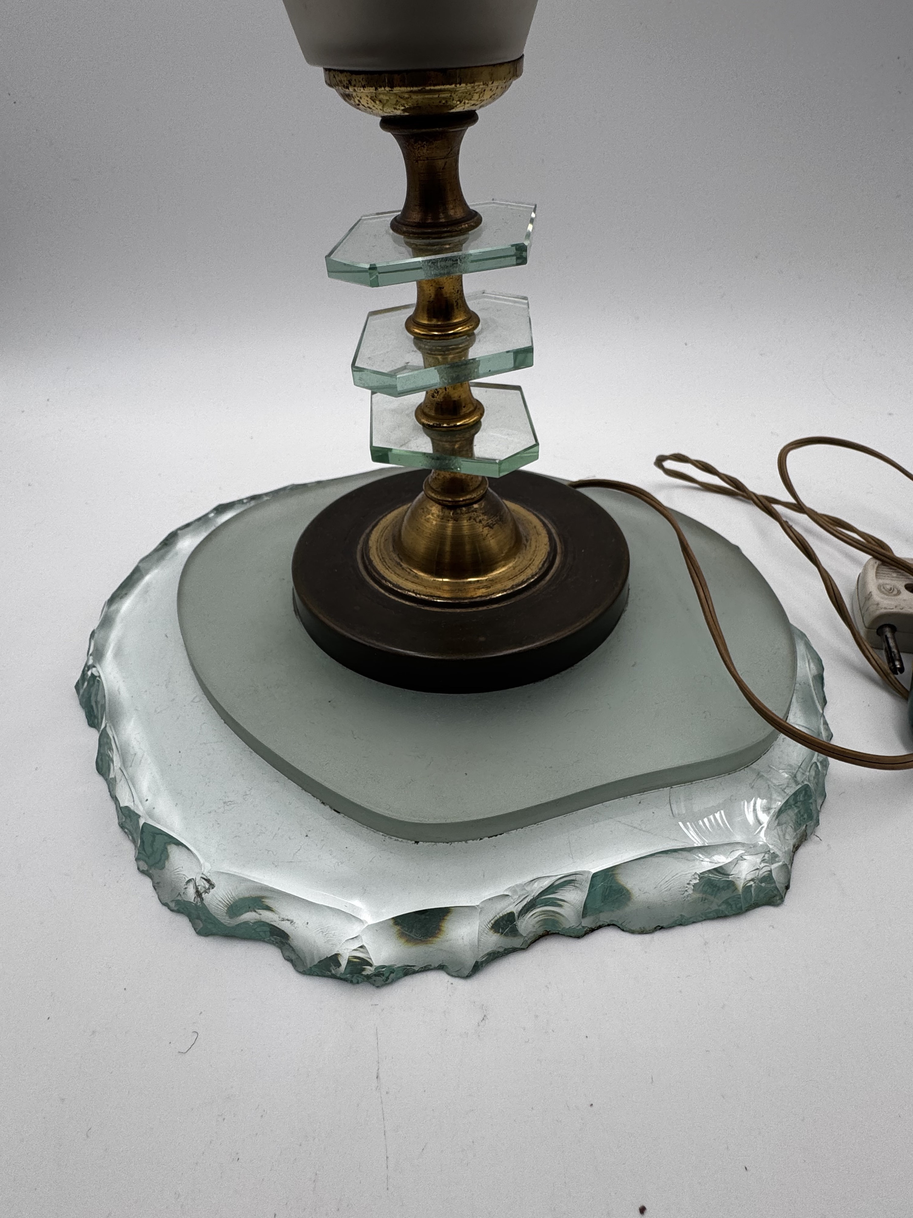 Lampada da tavolo in vetro opalino con base in cristallo e ottone