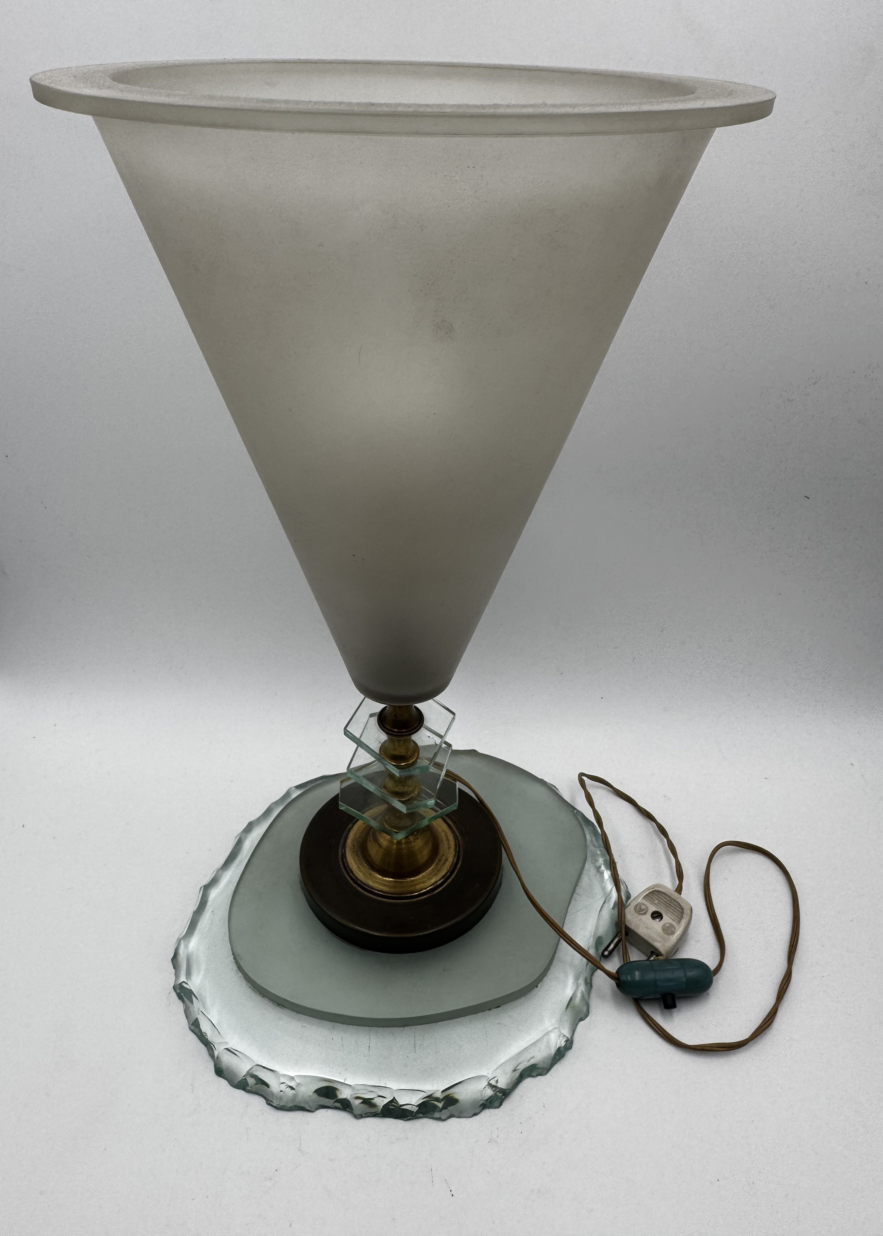 Lampada da tavolo in vetro opalino con base in cristallo e ottone