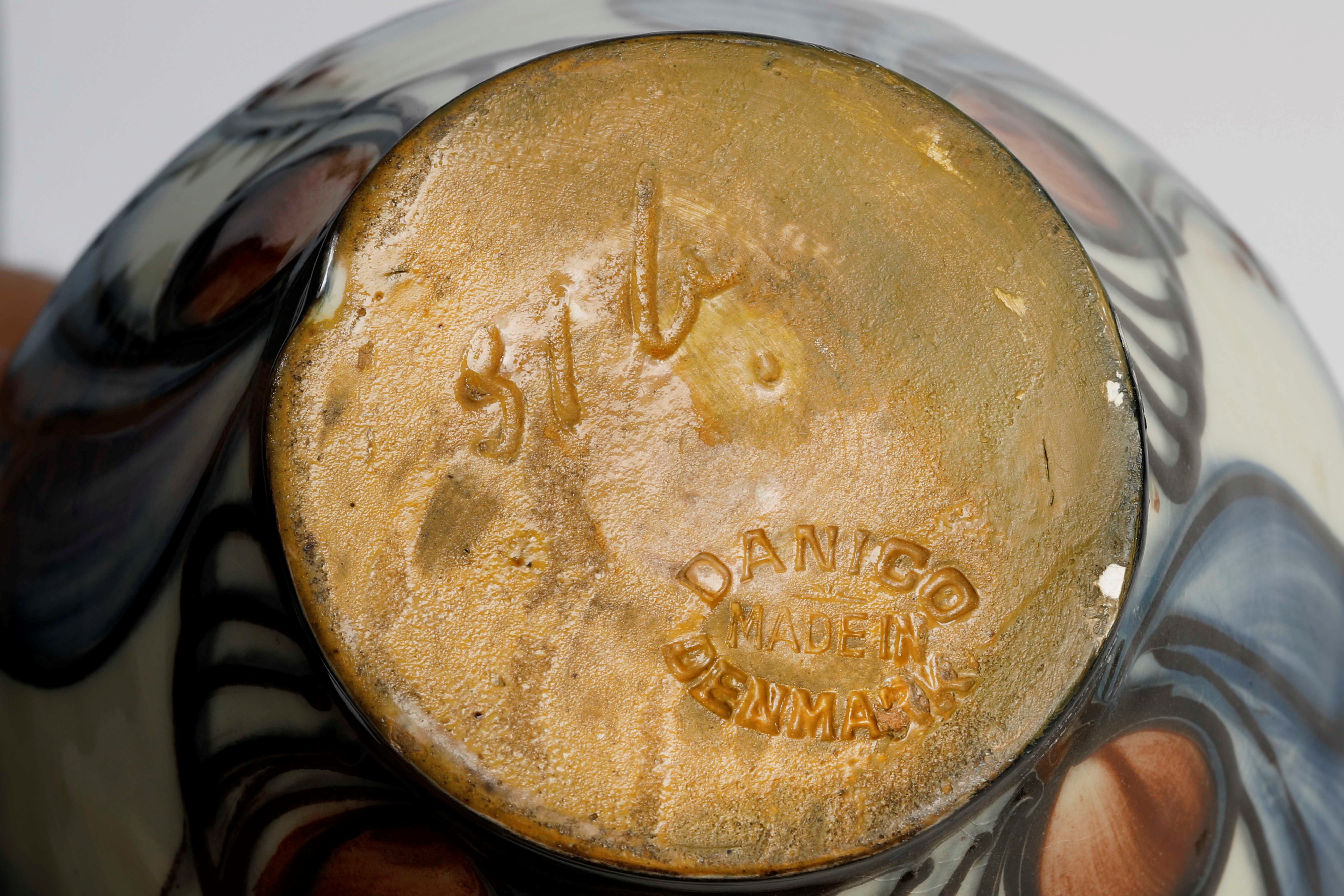 Coppia di vasi in ceramica con decori