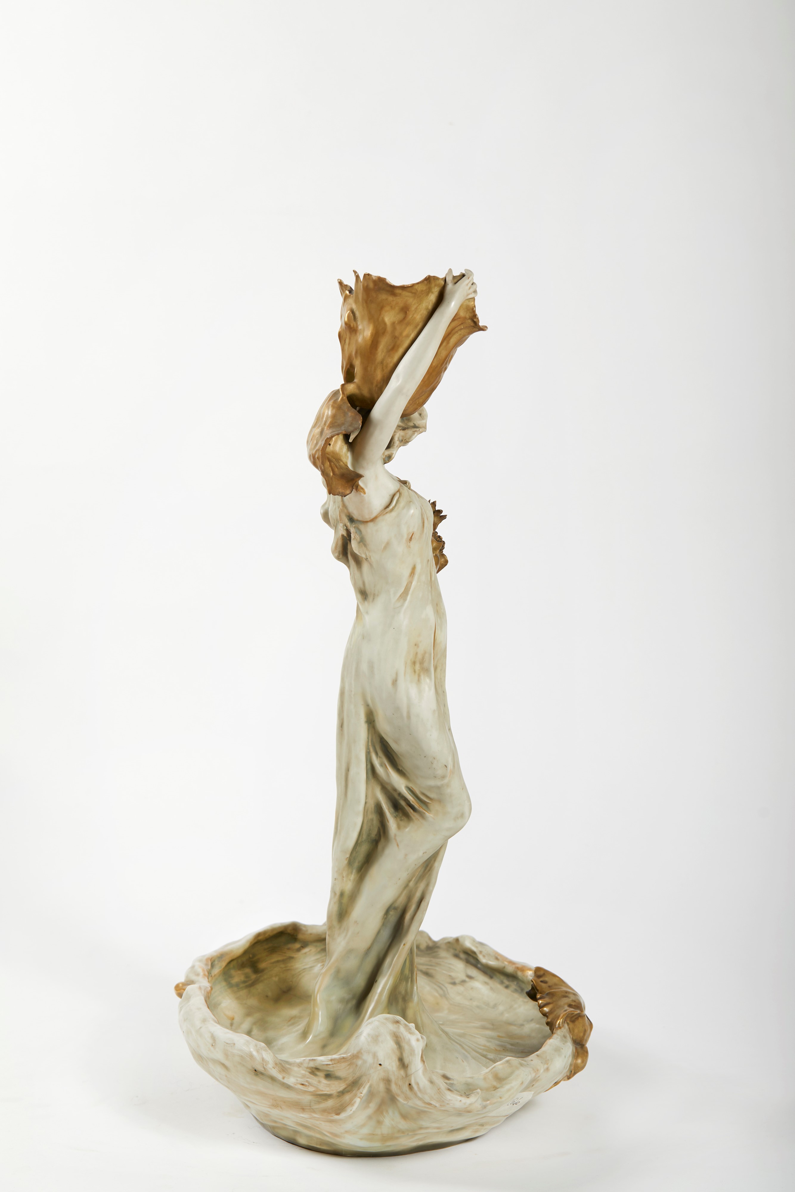 Scultura raffigurante fanciulla con fiori