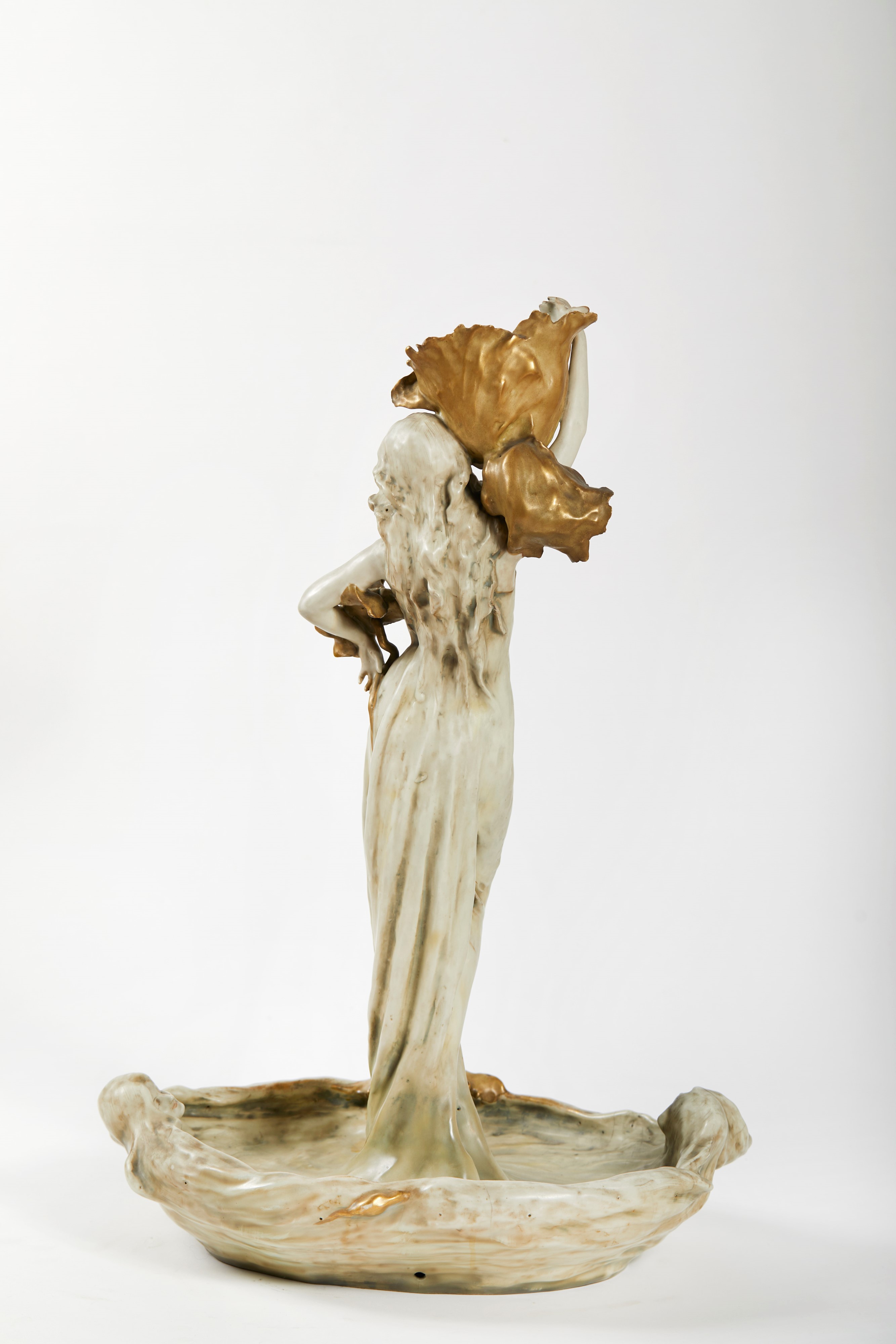 Scultura raffigurante fanciulla con fiori