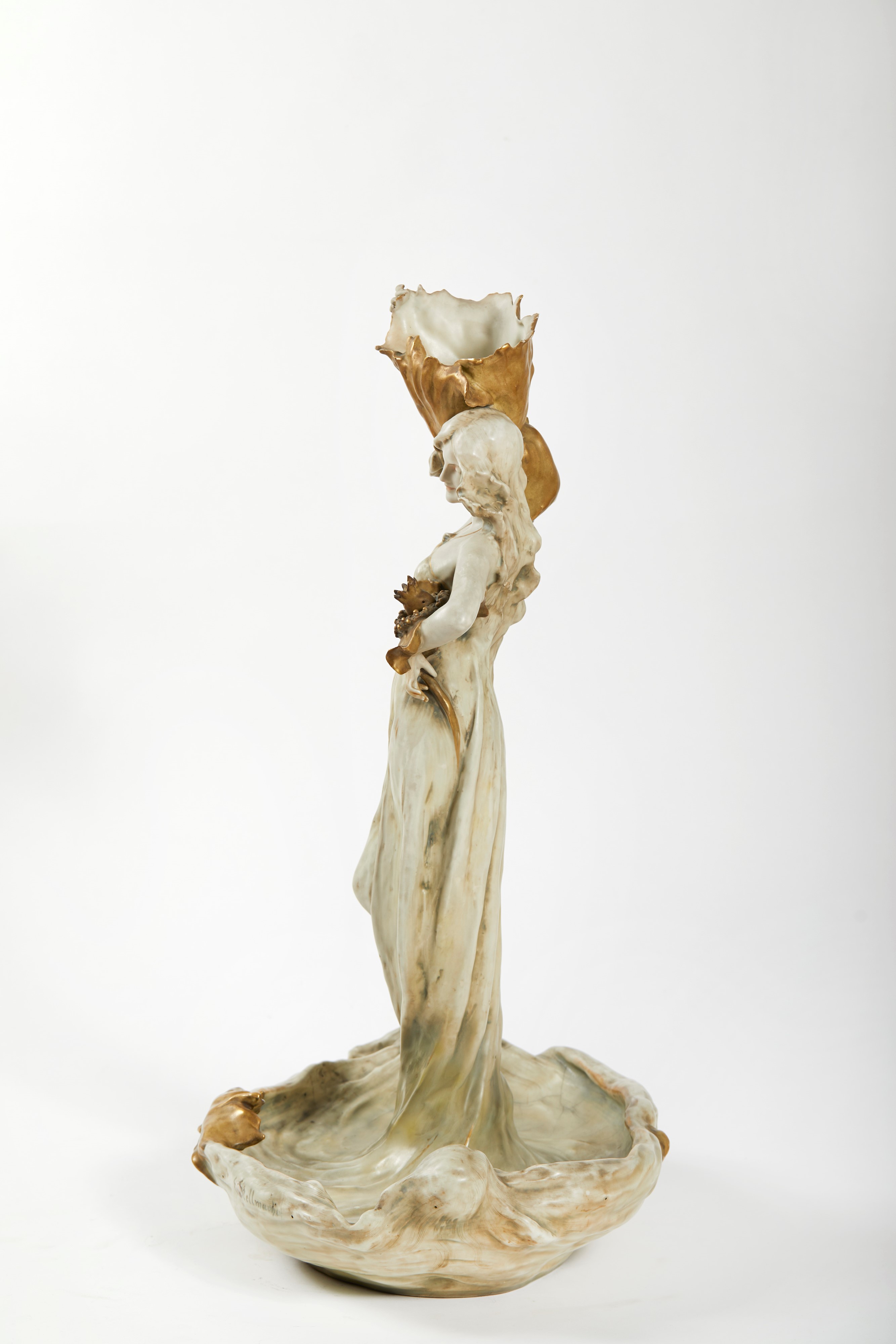 Scultura raffigurante fanciulla con fiori