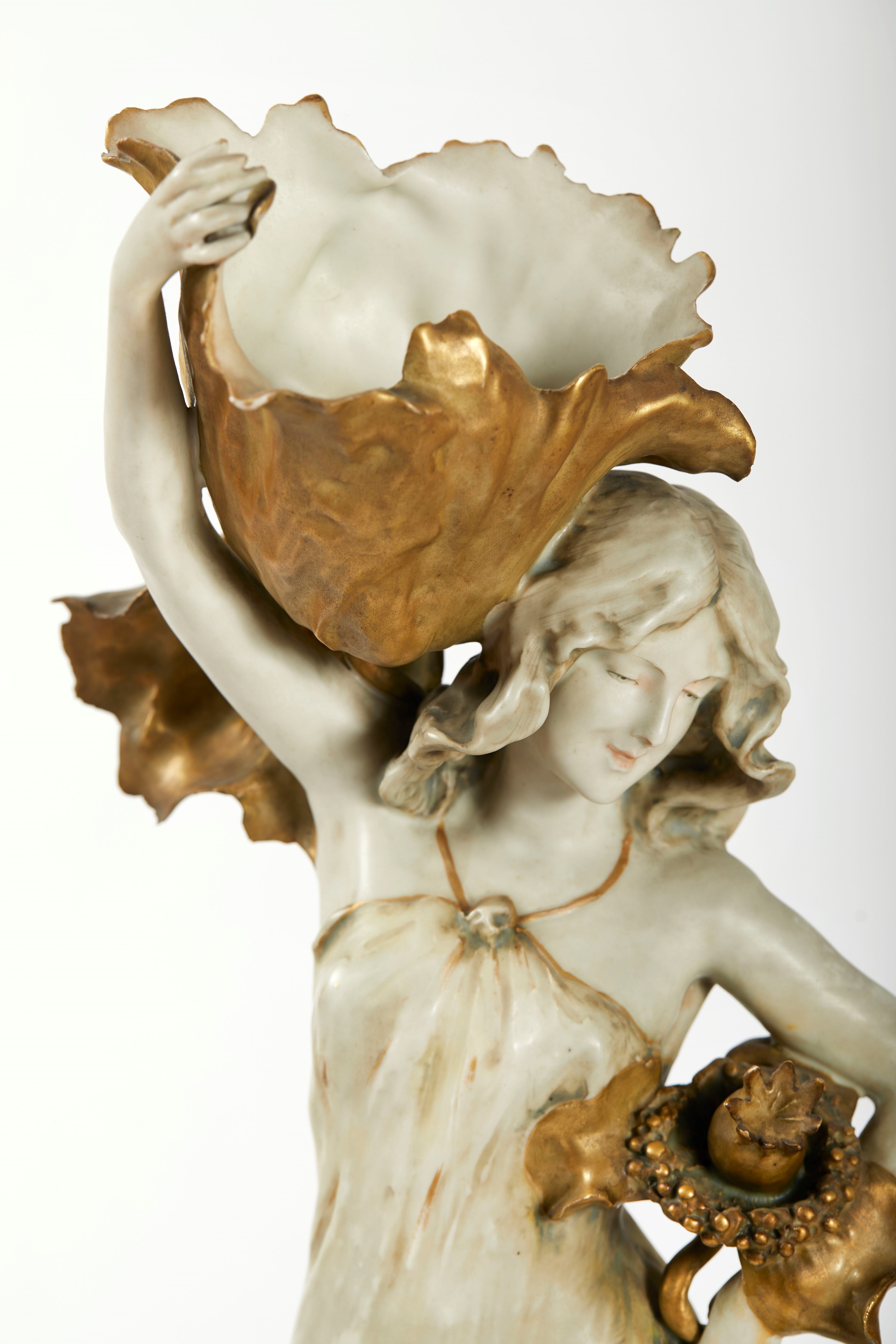 Scultura raffigurante fanciulla con fiori