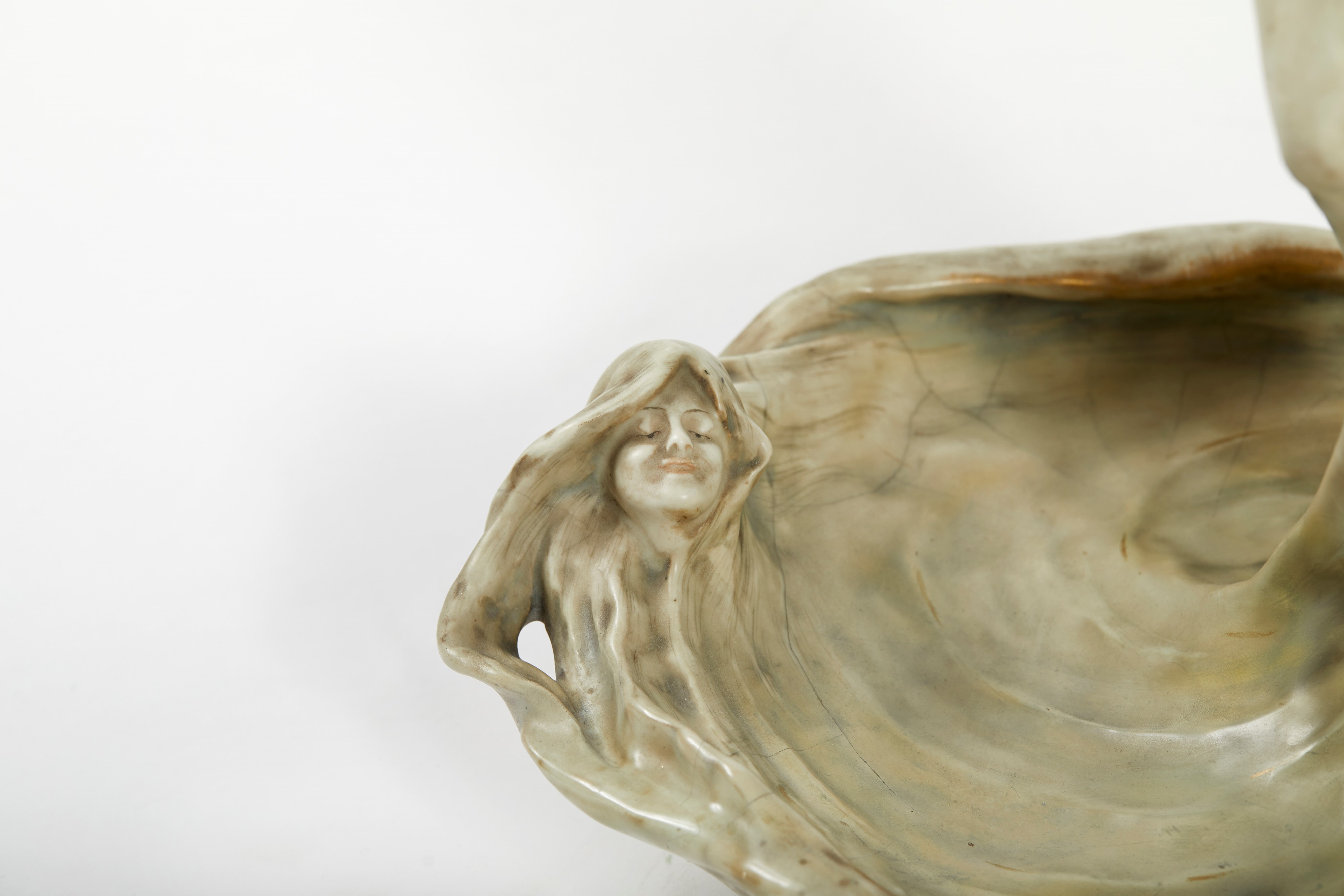 Scultura raffigurante fanciulla con fiori