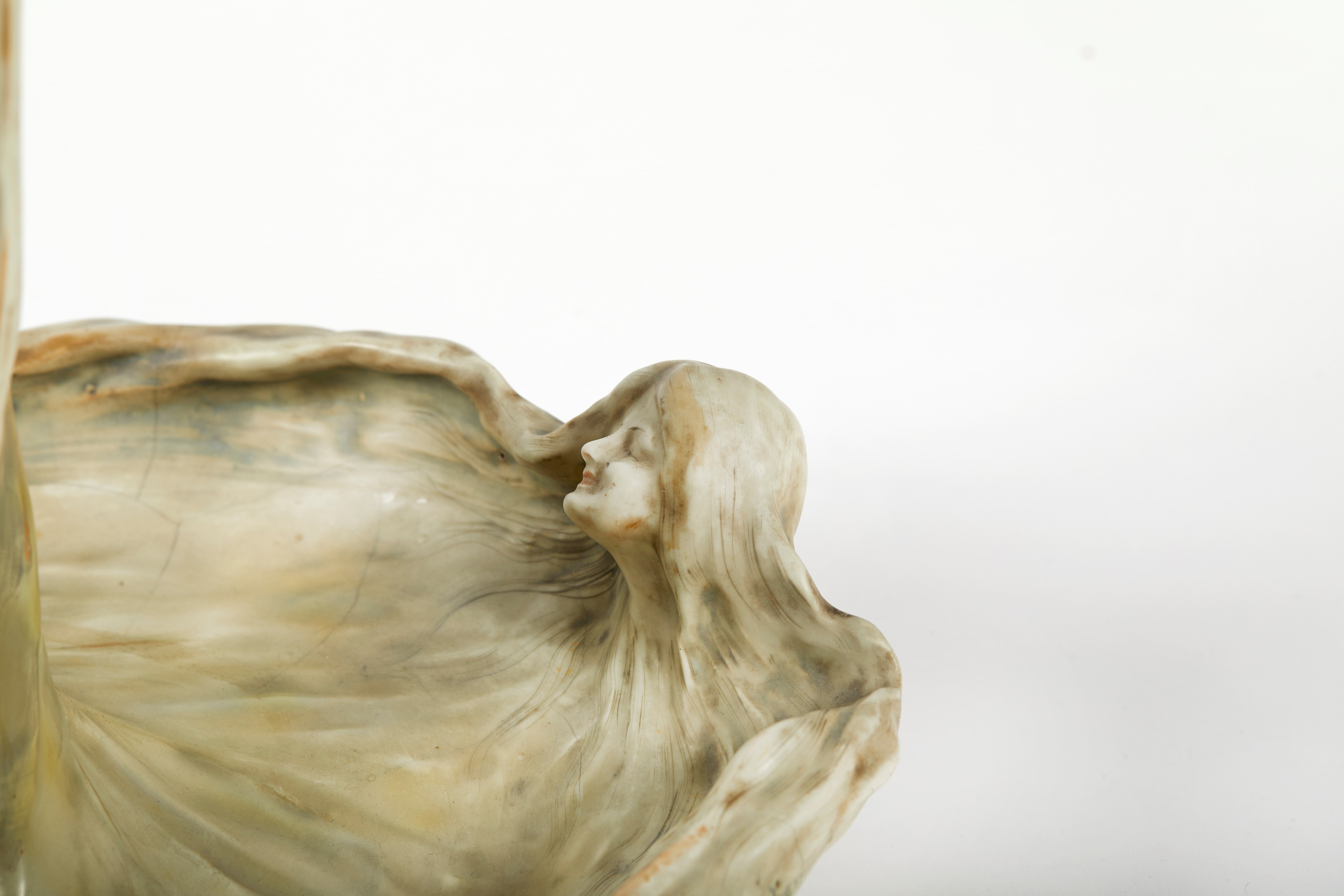 Scultura raffigurante fanciulla con fiori