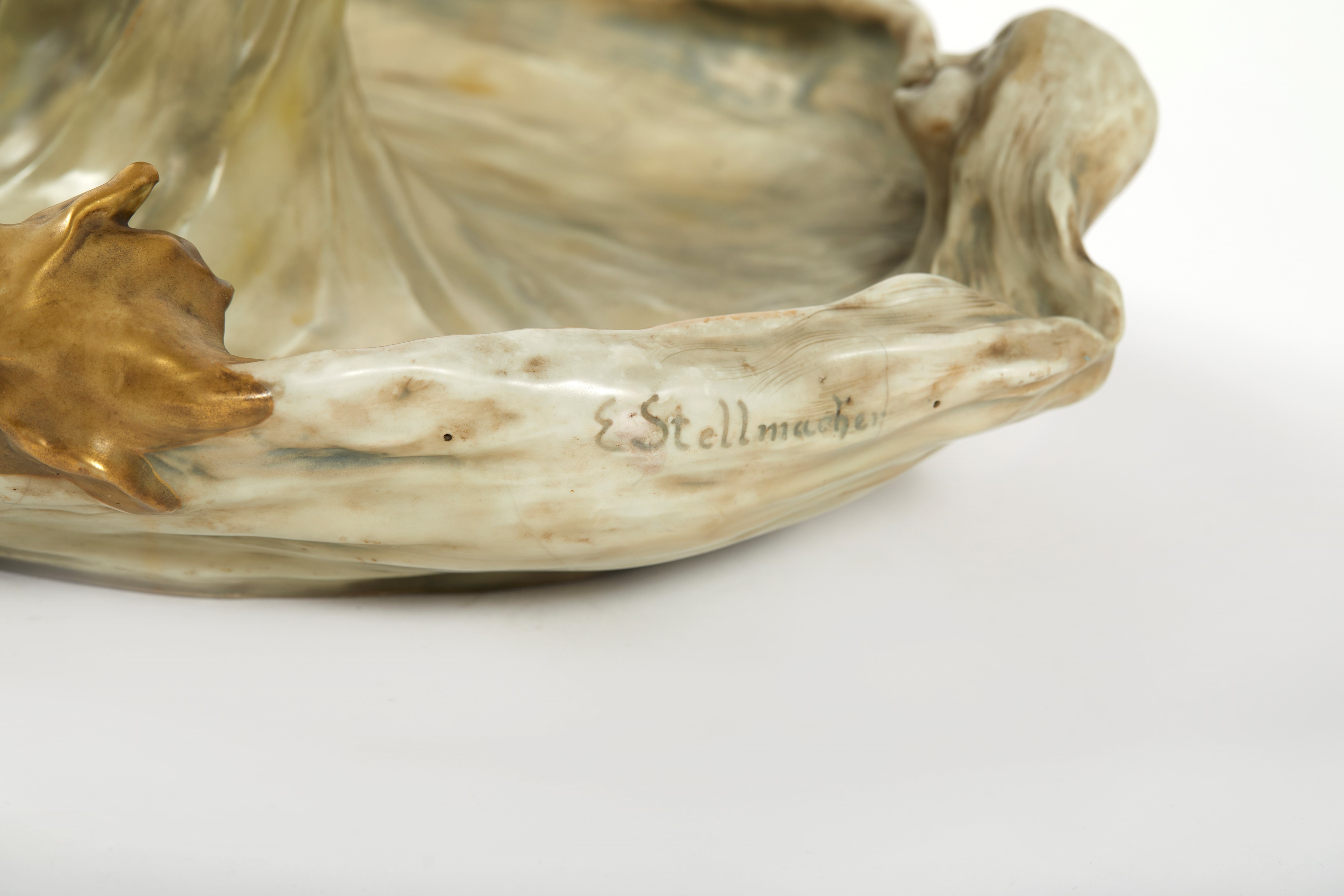 Scultura raffigurante fanciulla con fiori