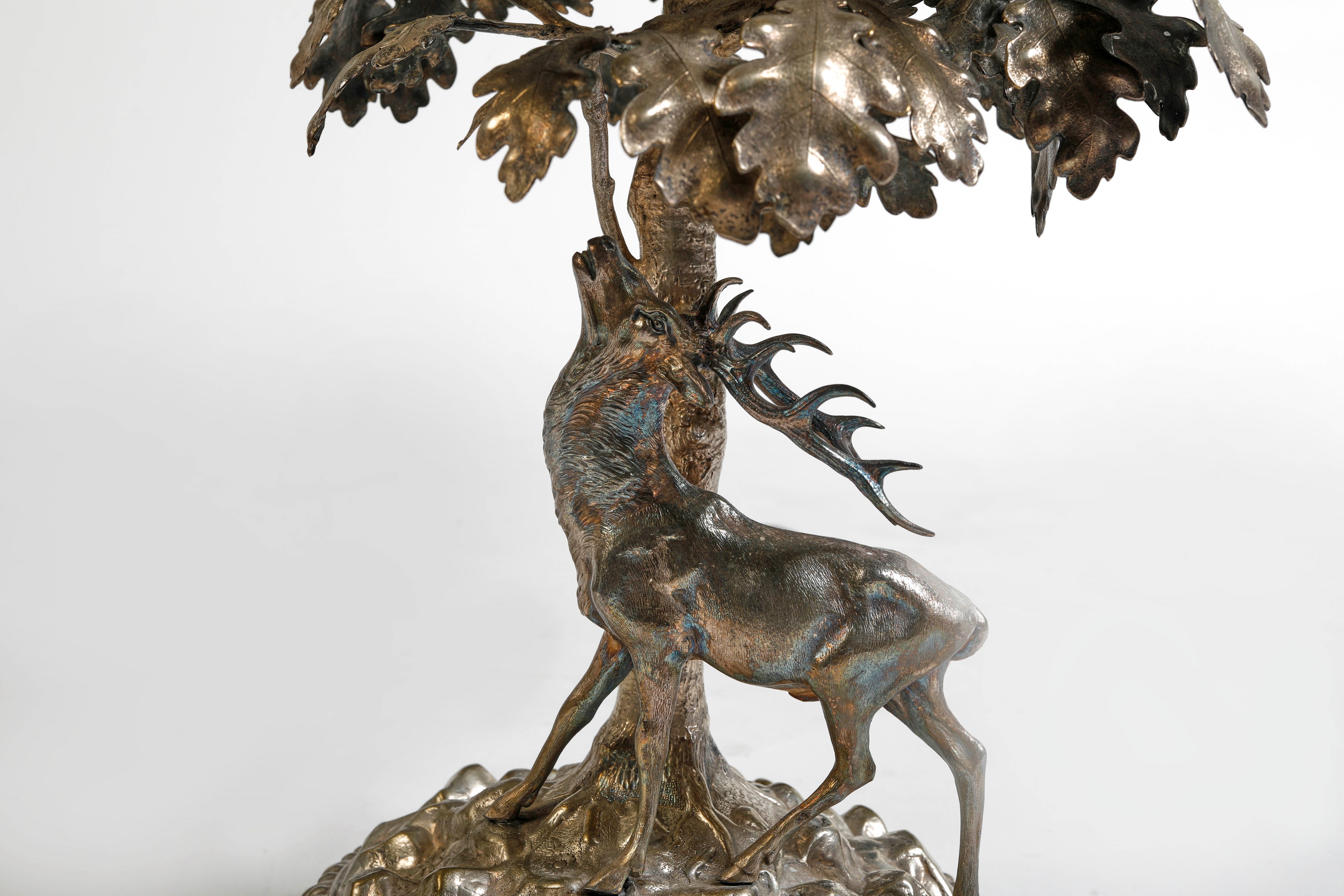 Centro tavola in alpaca a foggia di foglie di quercia e cervo, con ciotola in cristallo inciso