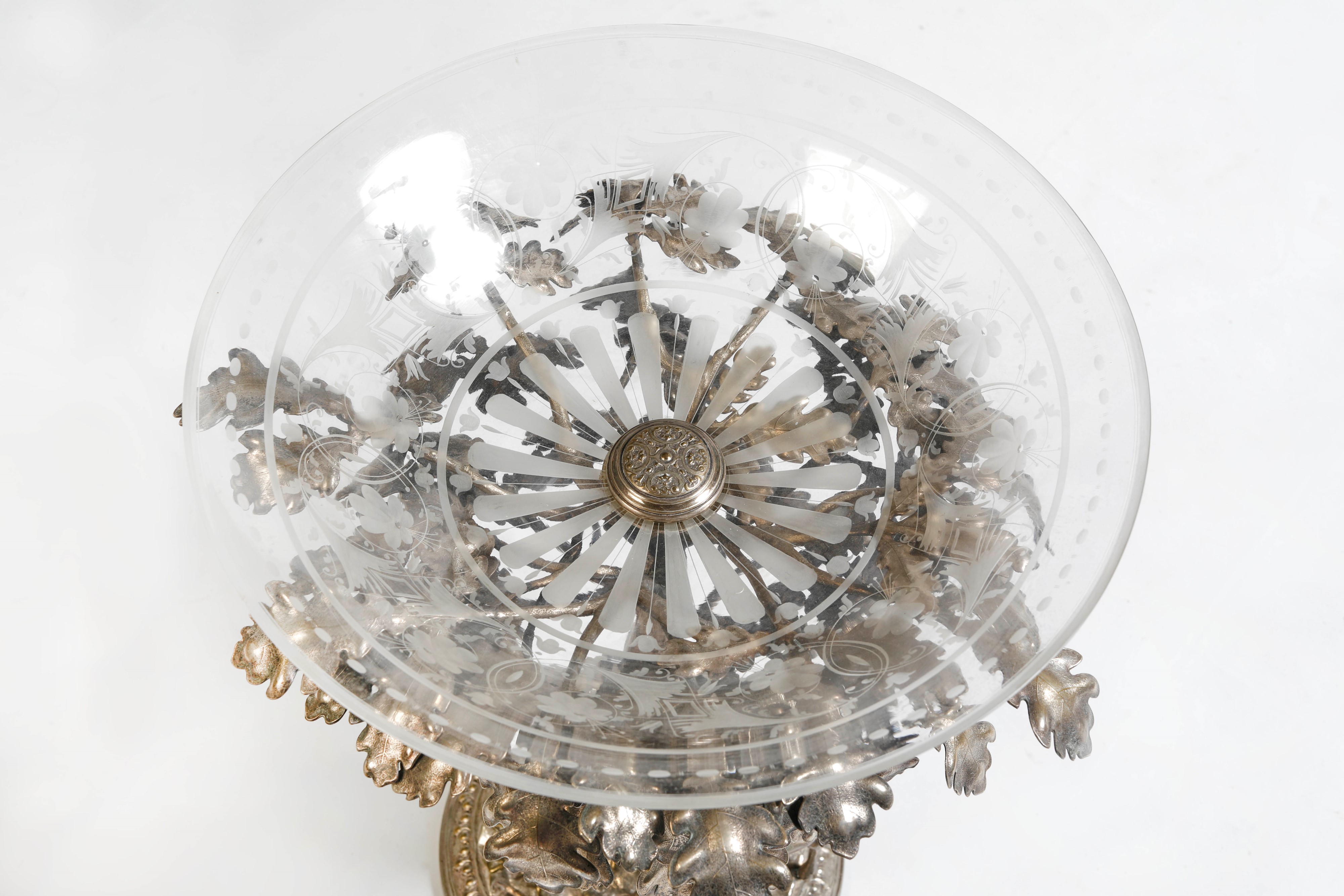 Centro tavola in alpaca a foggia di foglie di quercia e cervo, con ciotola in cristallo inciso