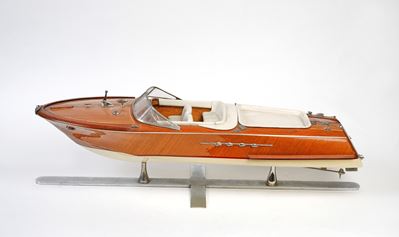 Motoscafo in Legno Realizzato a Mano