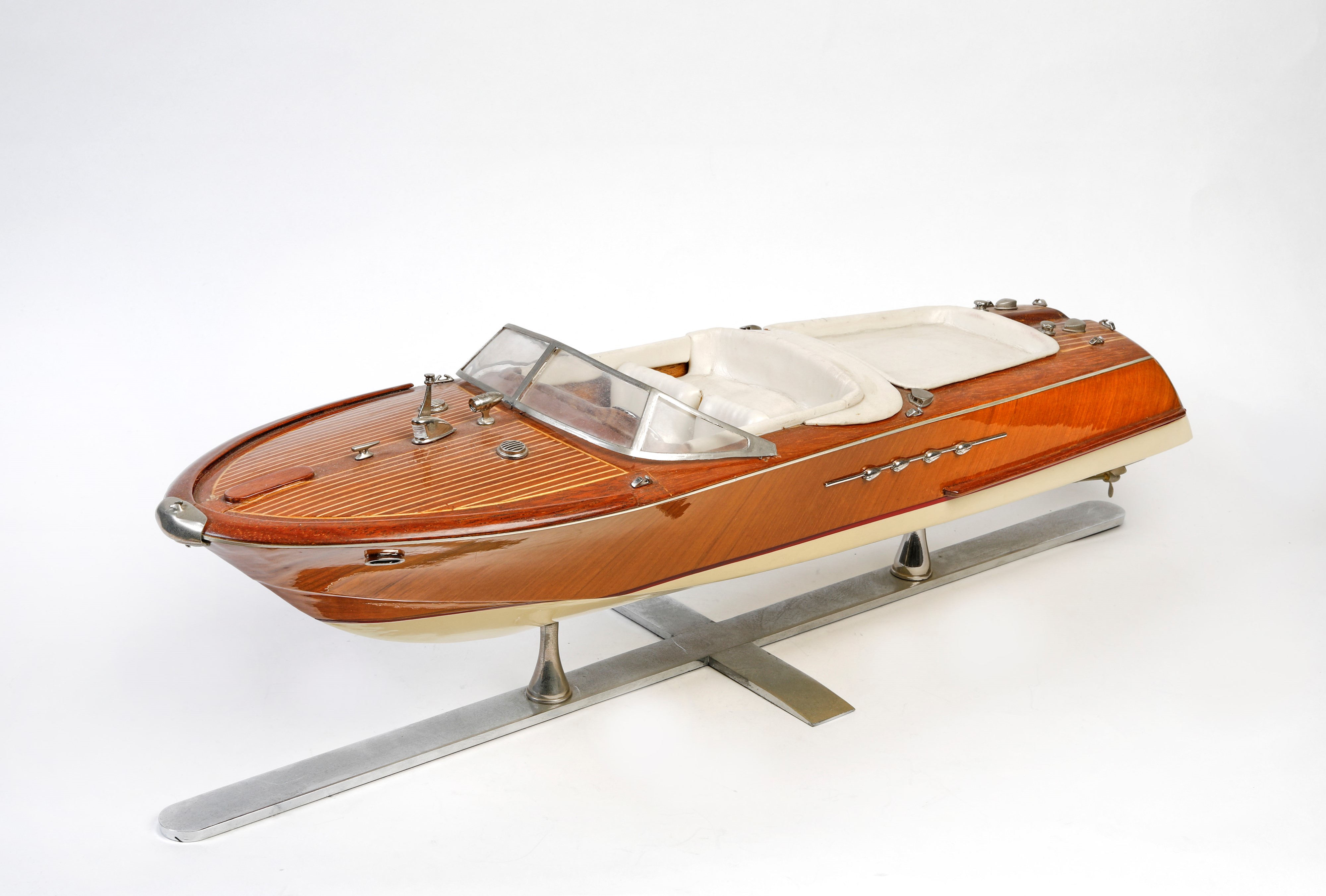 Riva Acquarama - Motoscafo in Legno Realizzato a Mano