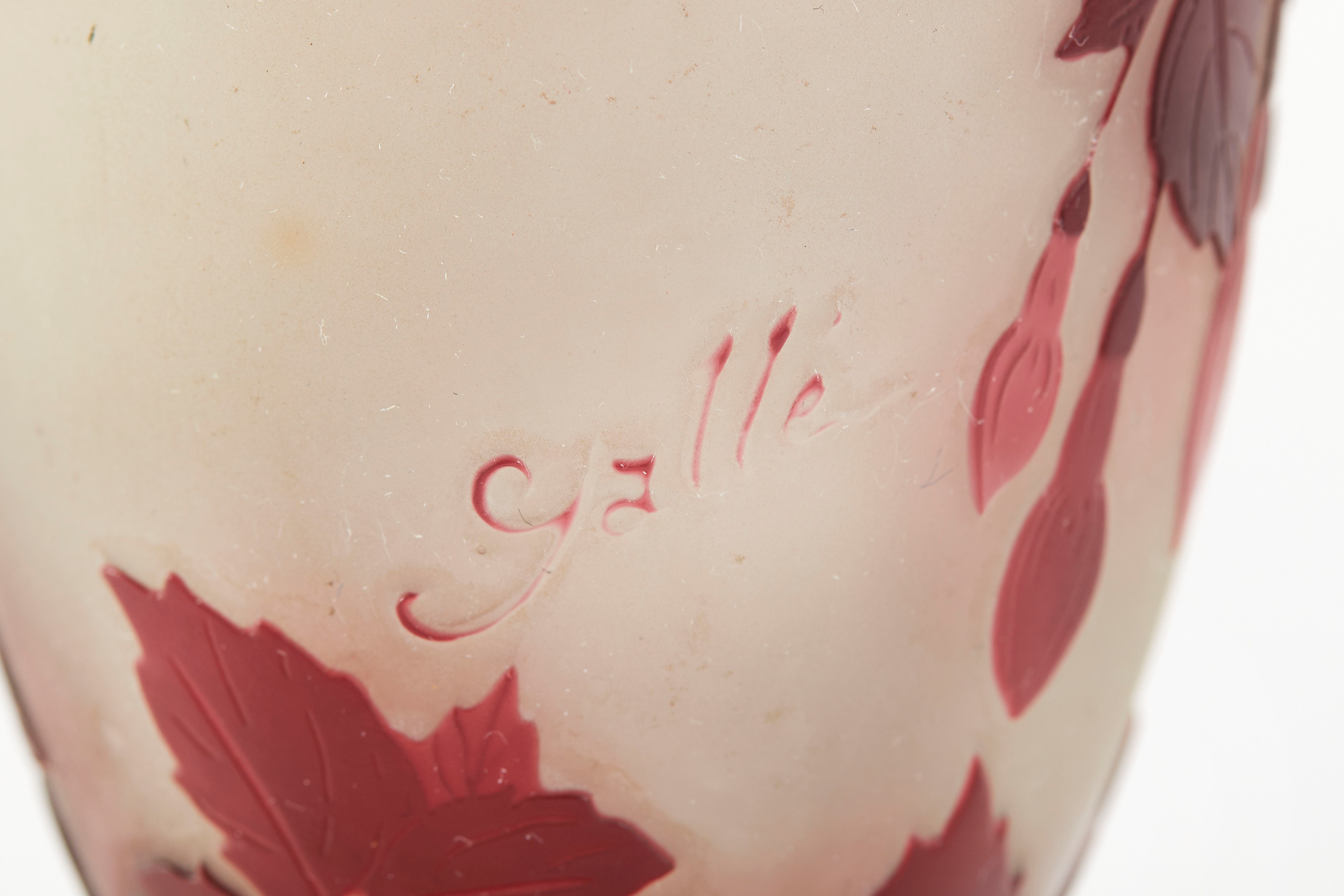 Vaso a decoro con fiori caduti dall’alto