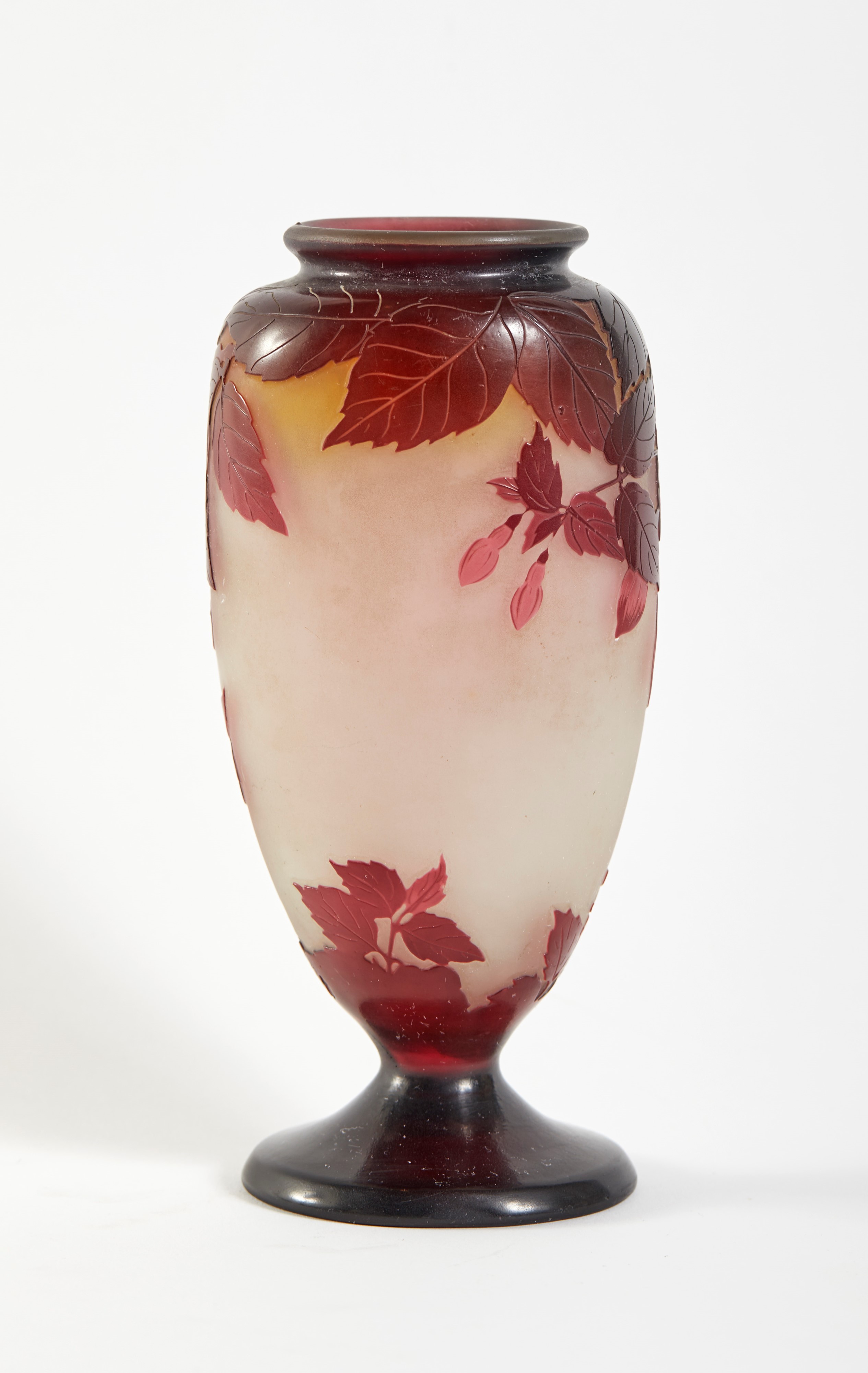 Vaso a decoro con fiori caduti dall’alto