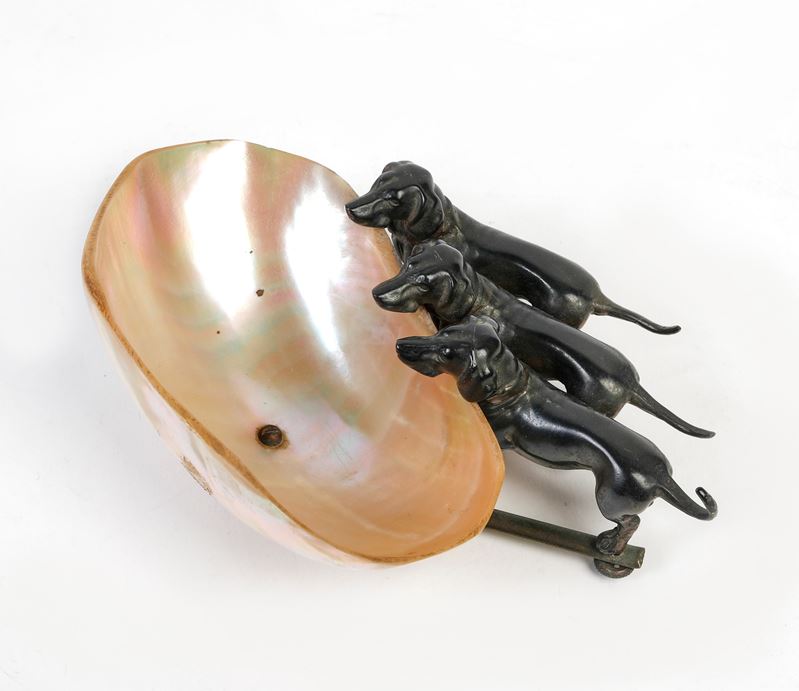 Svuotatasche realizzato mediante una madreperla  - Asta Dimore Eclettiche: II Sessione - Design e Antiquariato - Fidelis Auctions