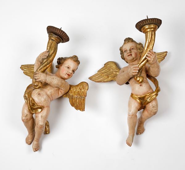 Coppia di putti reggicero