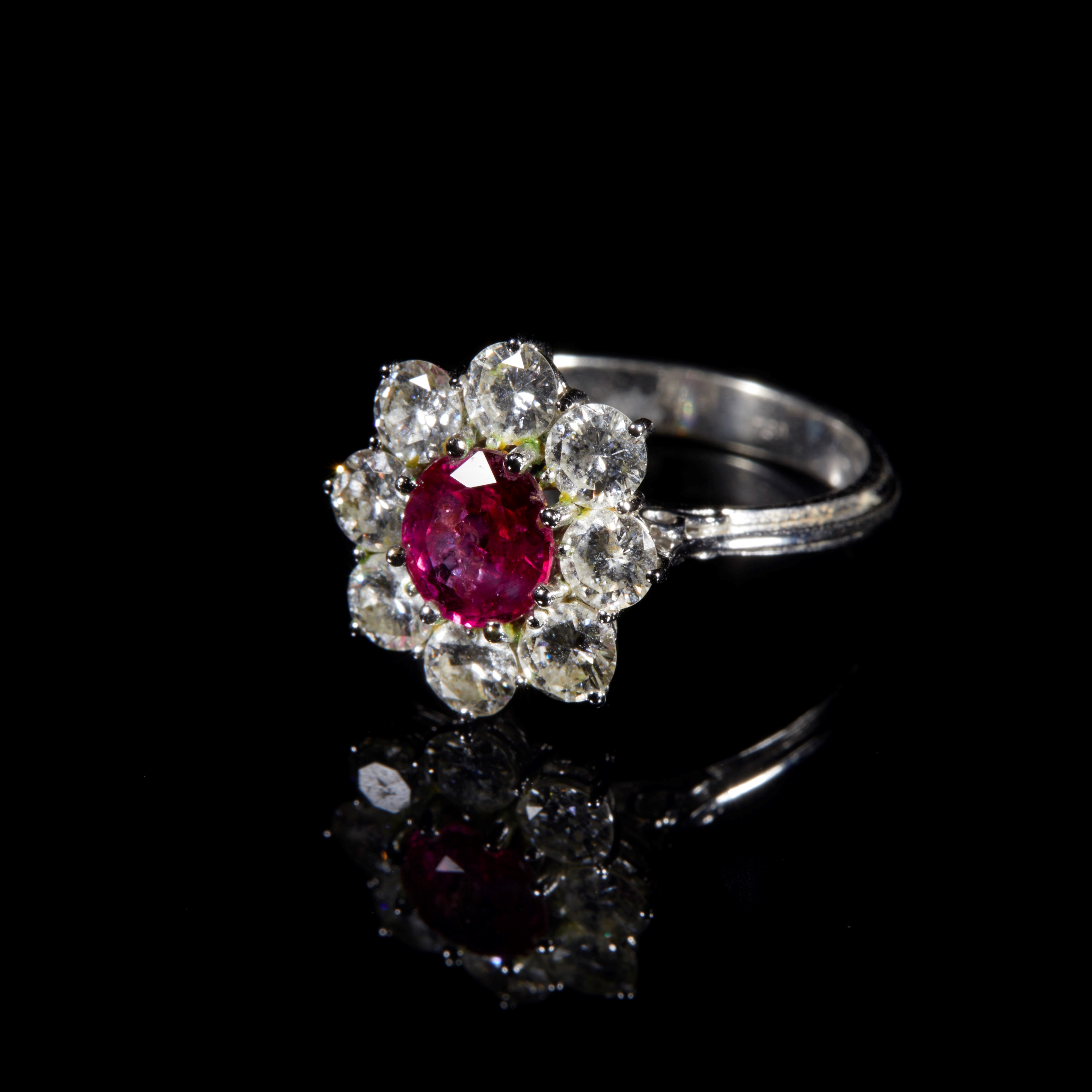 Anello con rubino