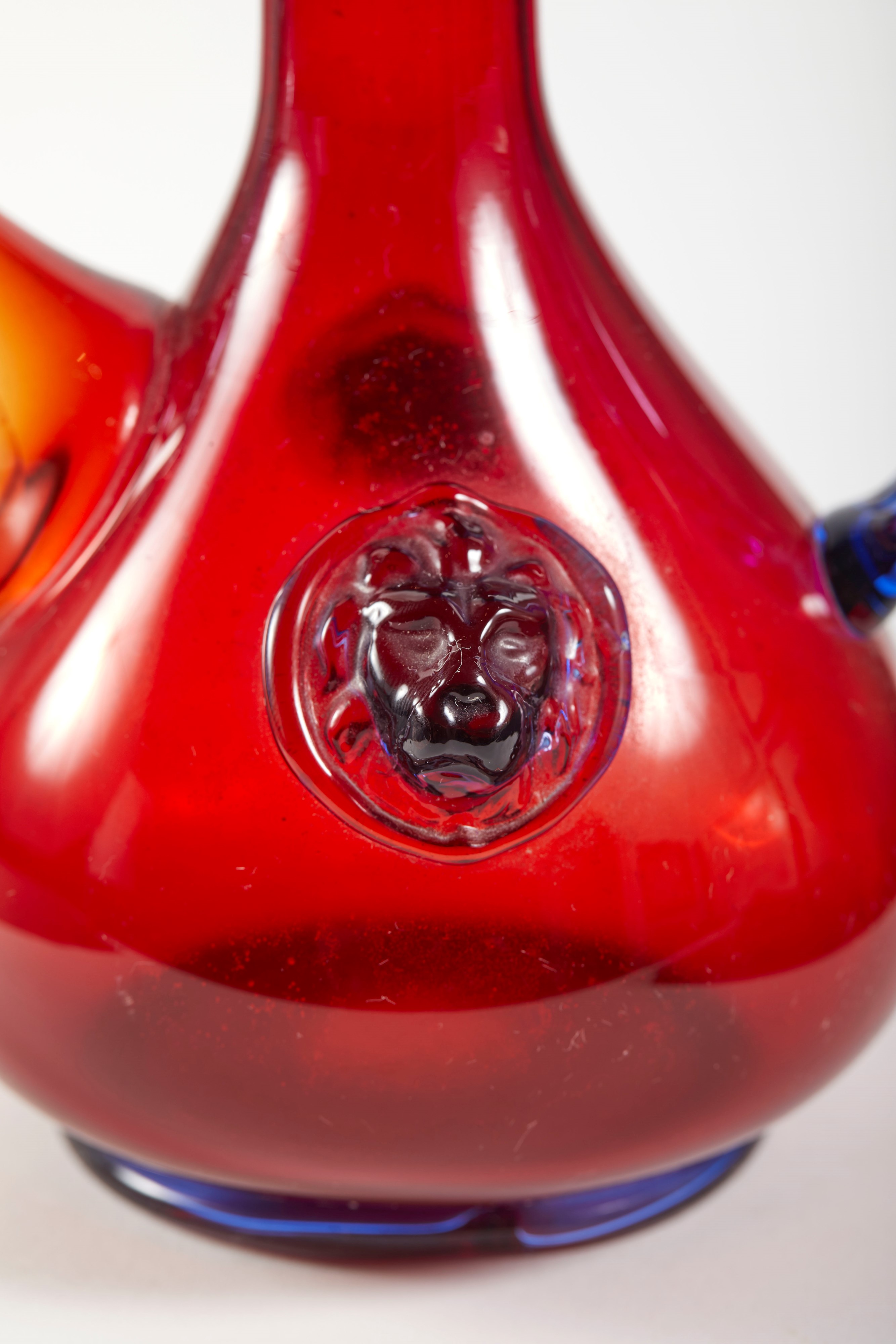 Brocca in Vetro Rosso con Leoni raffigurati